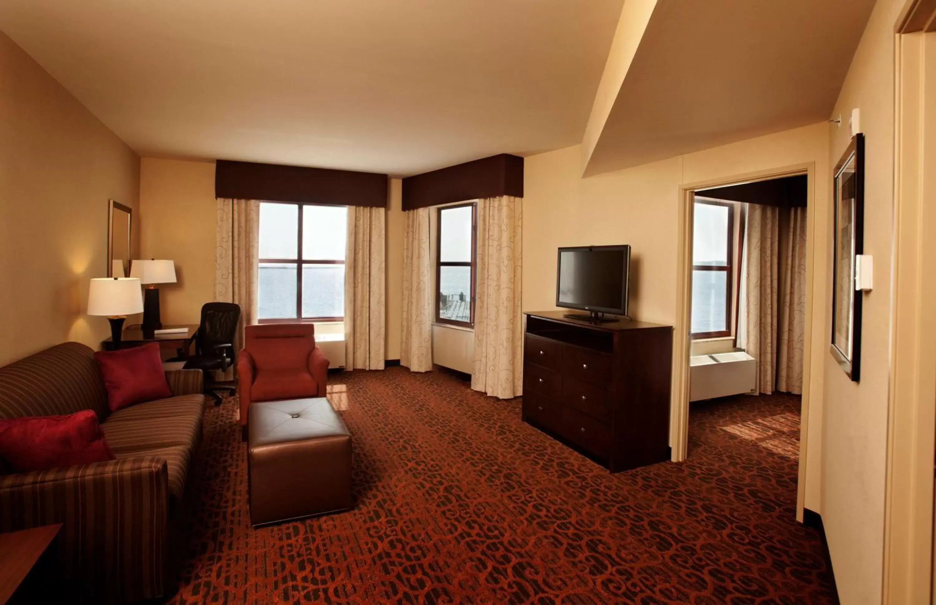 Living room, Seating Area in Hampton Inn Marquette-Waterfront