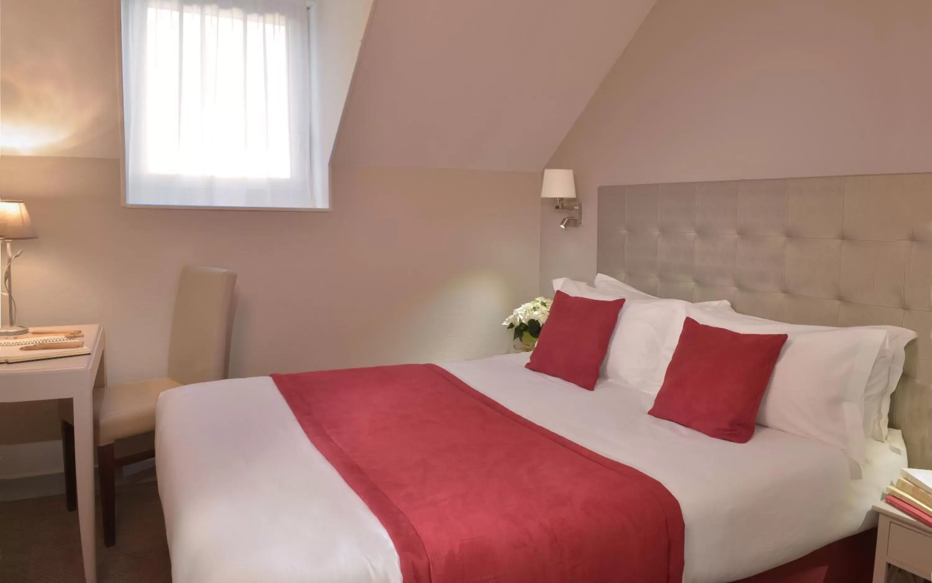 Bed in Logis Hotel Le Continental Bed in Logis Hotel Le Continental