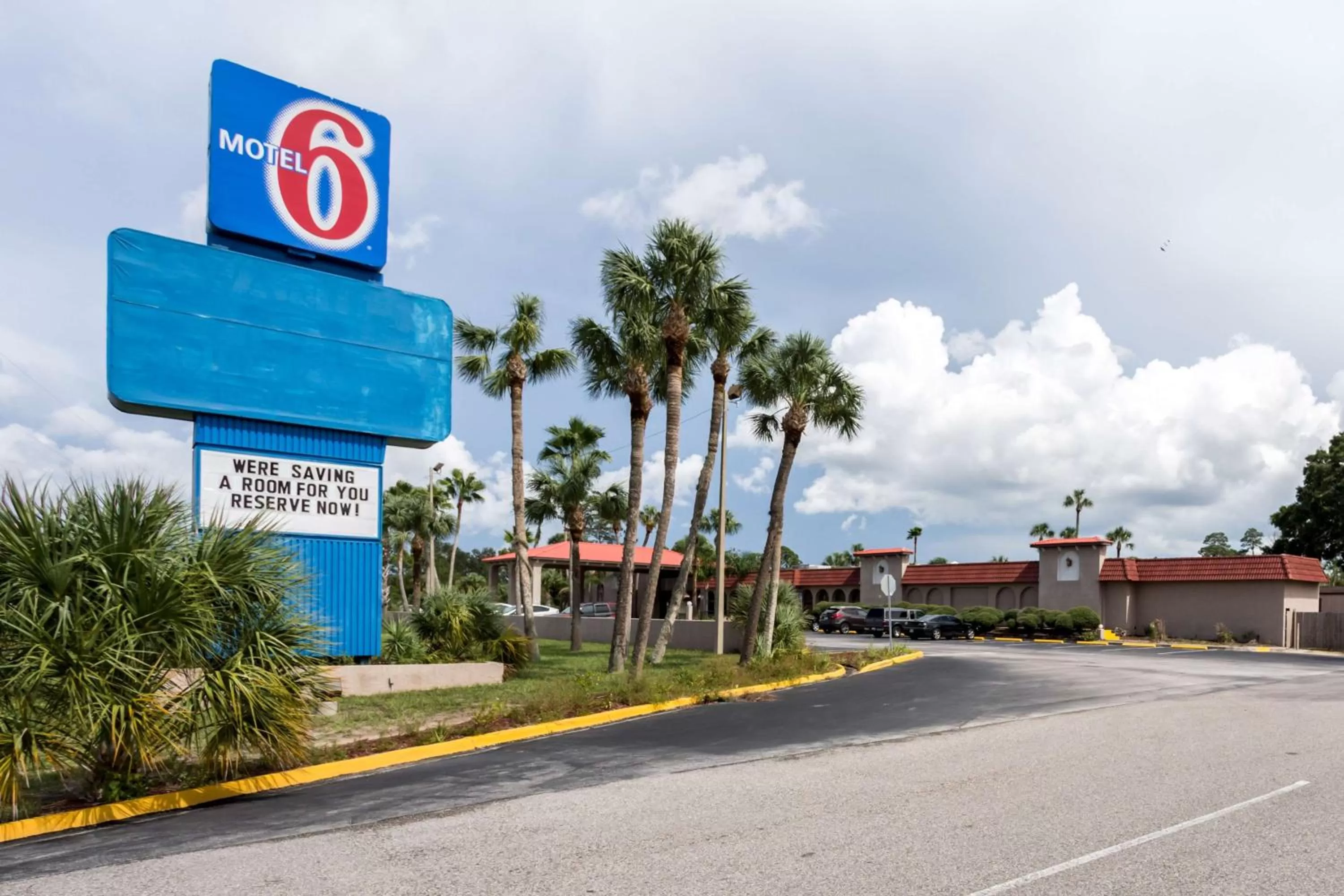 Property building in Motel 6-Spring Hill, FL - Weeki Wachee
