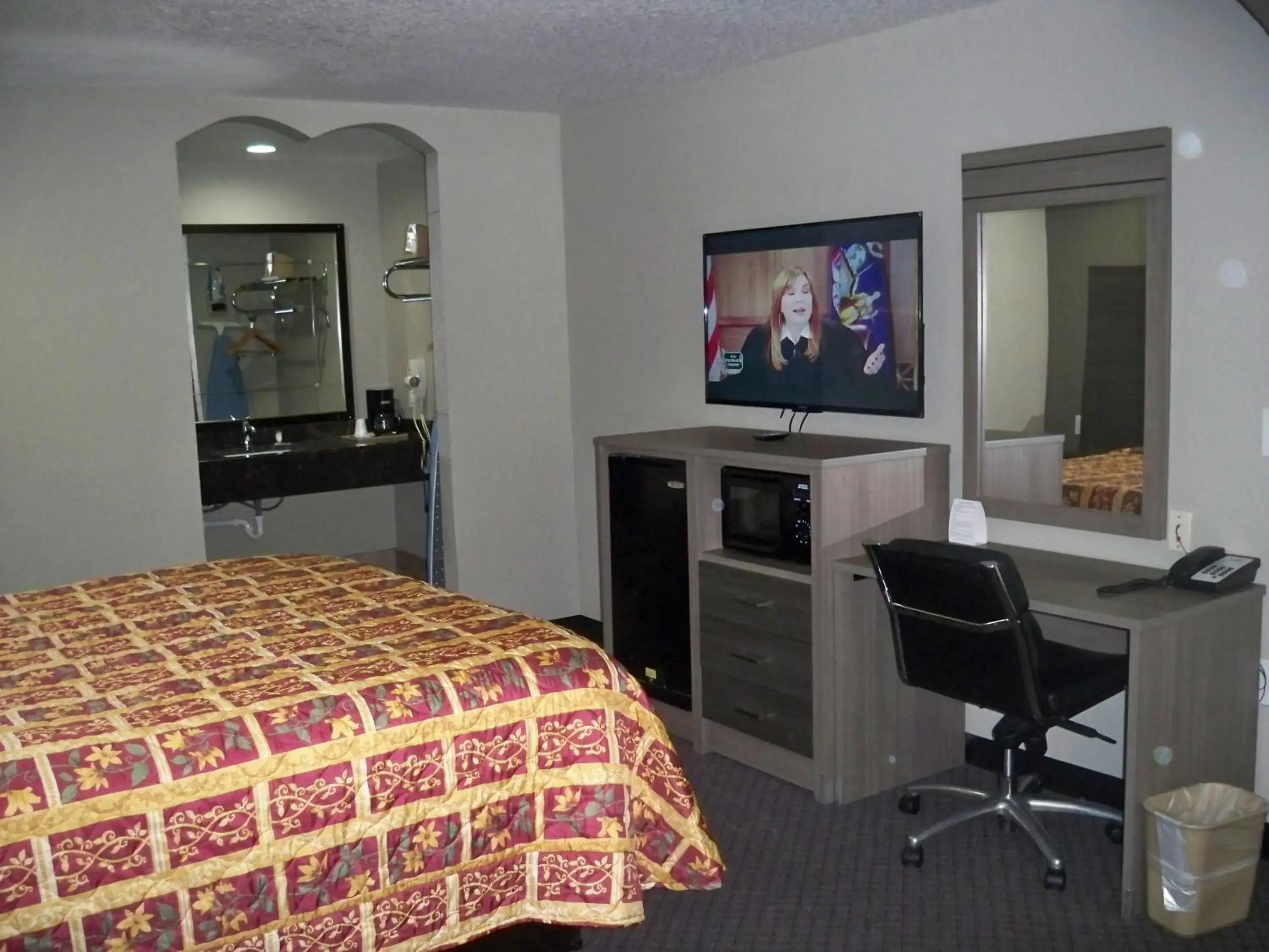 Bedroom, TV/Entertainment Center in Scottish Inn and Suites Beaumont