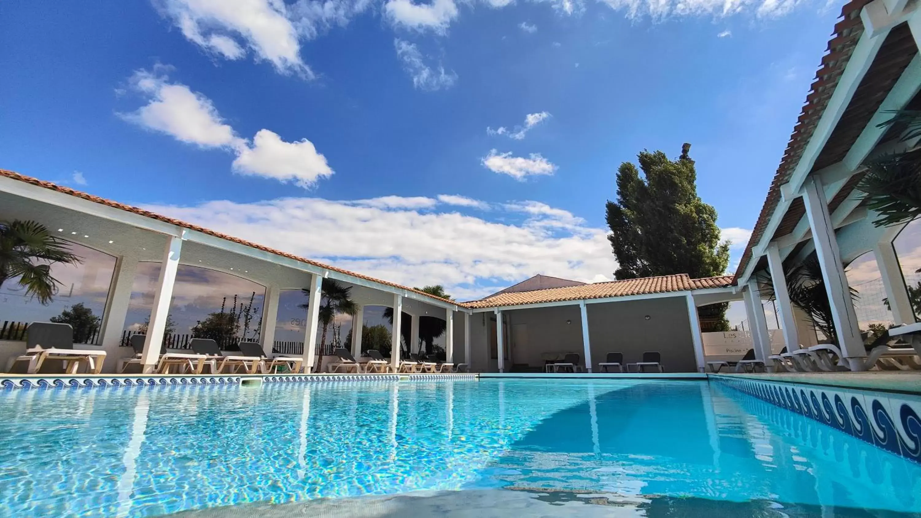 Swimming Pool in Hotel et Spa Les Cleunes Oléron