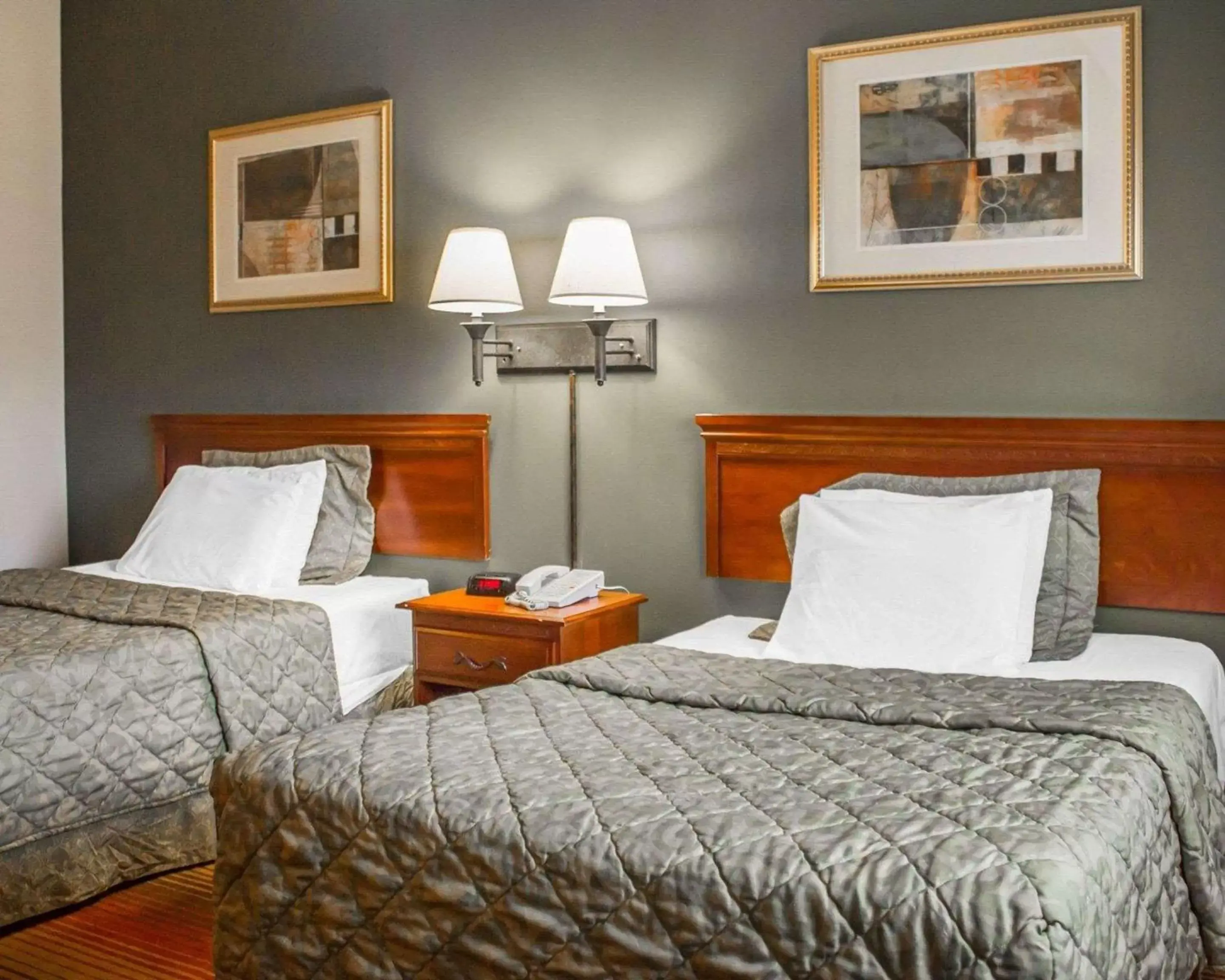 Photo of the whole room, Bed in Rodeway Inn Huntington Station - Melville