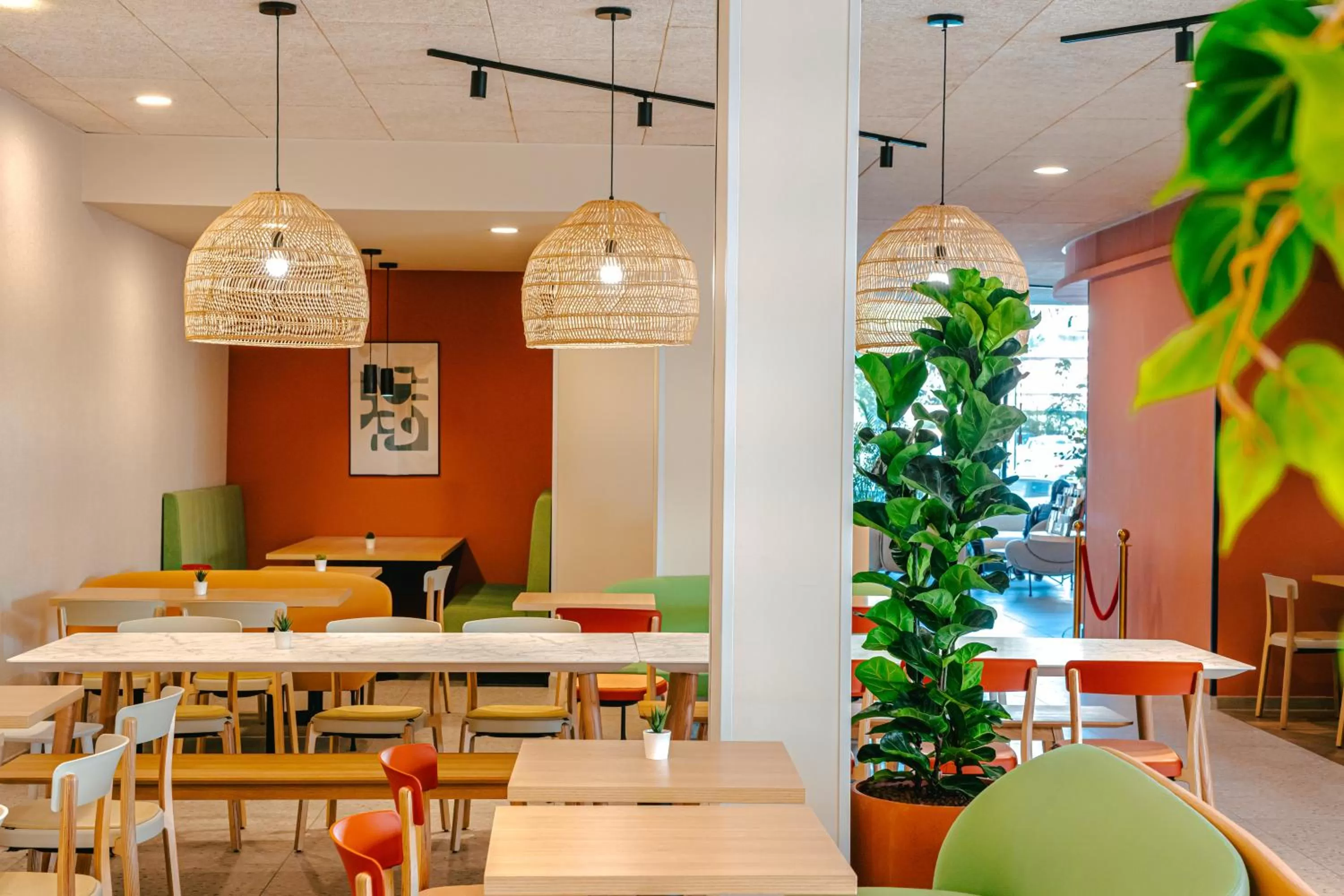 Restaurant/places to eat in Kyriad Marseille Palais Des Congrès – Vélodrome