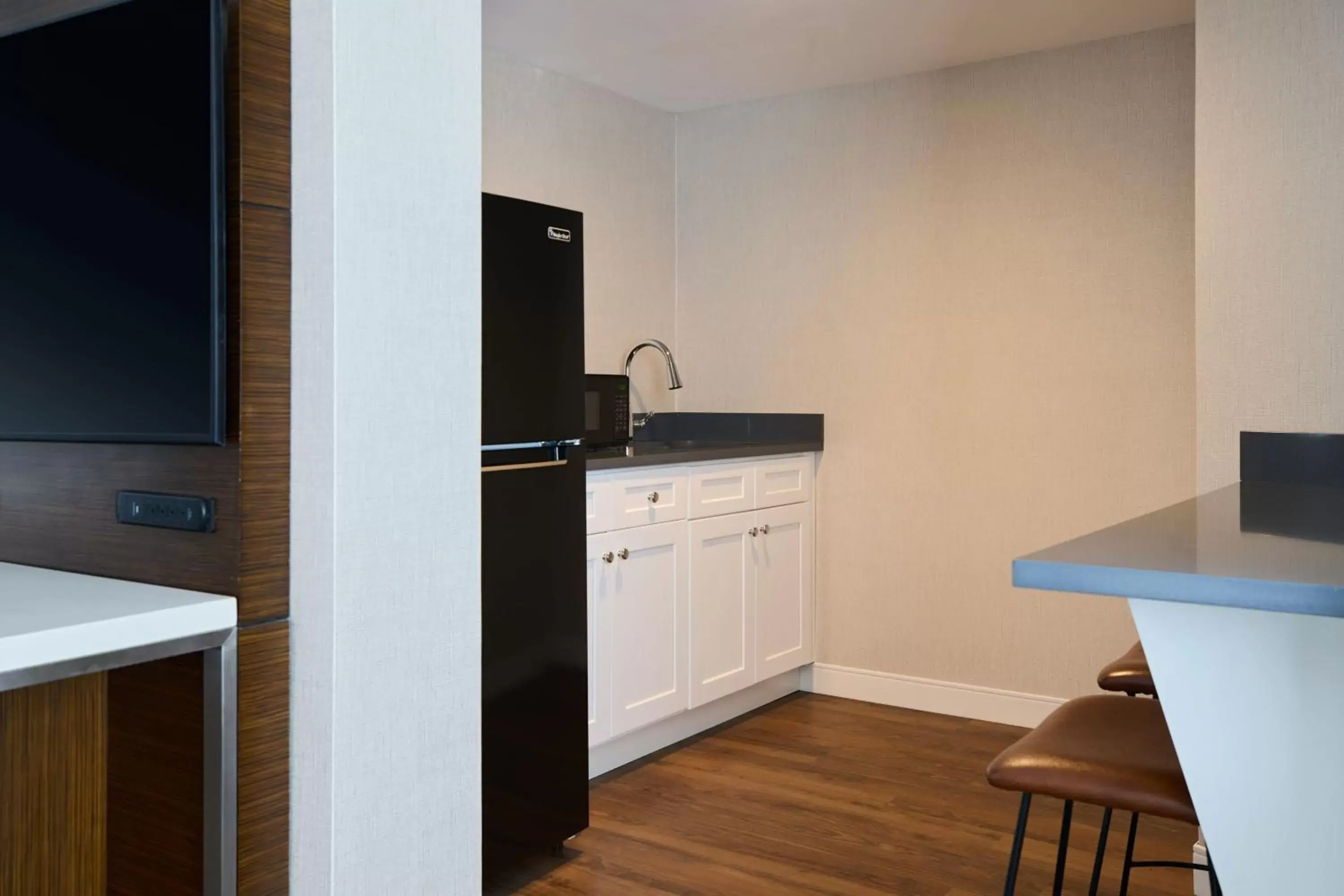 Kitchen or kitchenette, Kitchen/Kitchenette in Renaissance Meadowlands Hotel