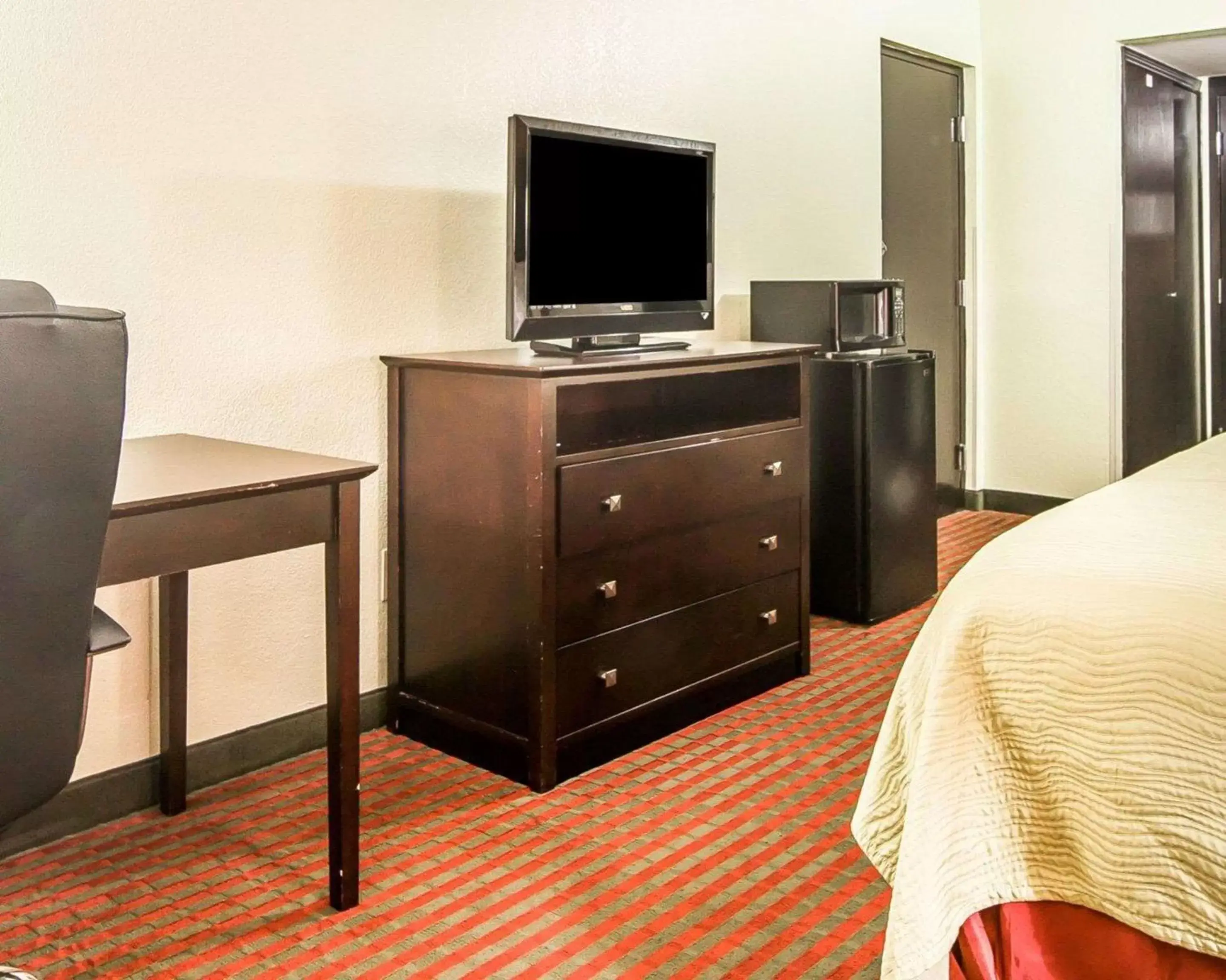 Photo of the whole room, TV/Entertainment Center in Quality Inn West - Sweetwater