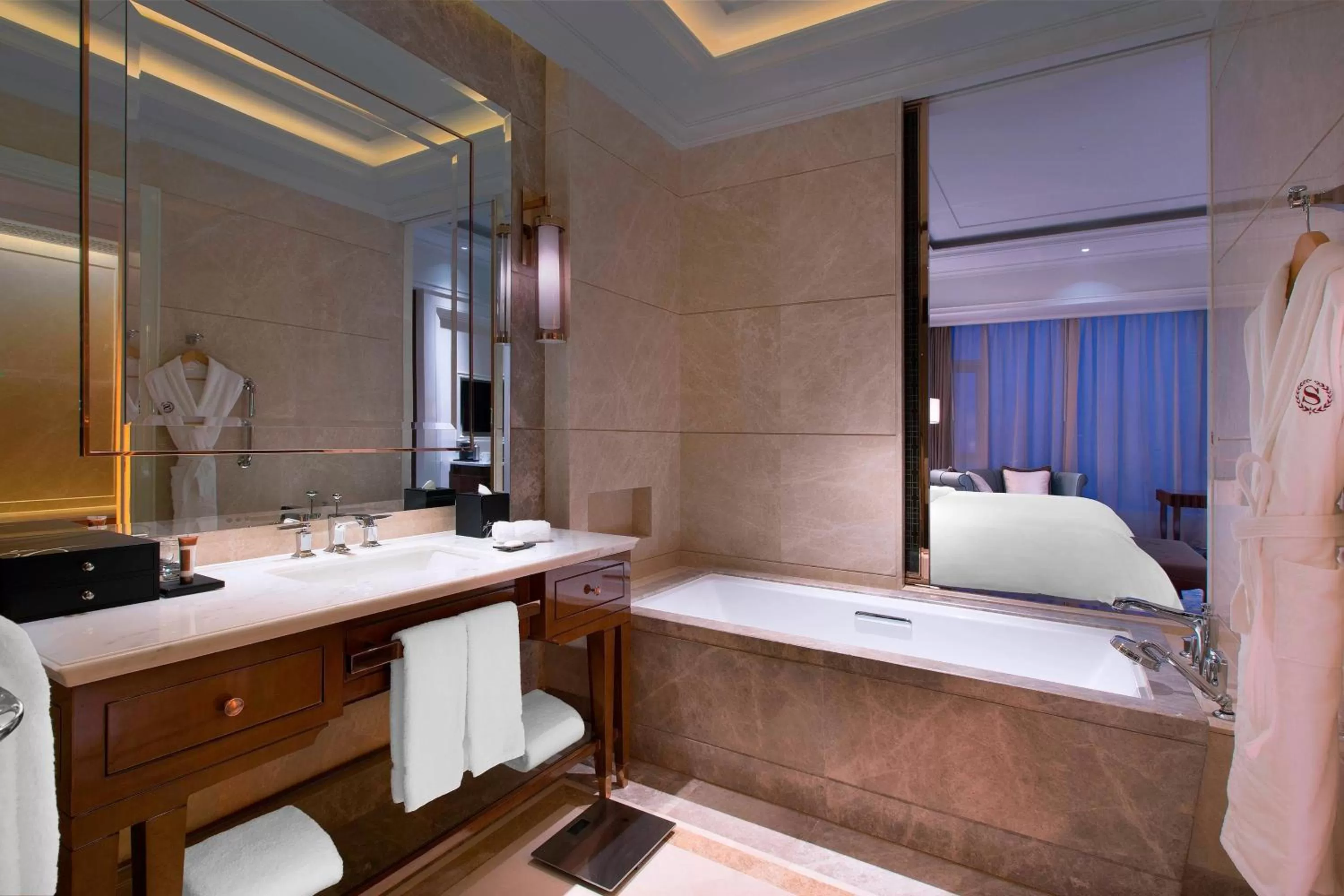 Bathroom, Bed in Sheraton Grand Wuhan Hankou Hotel