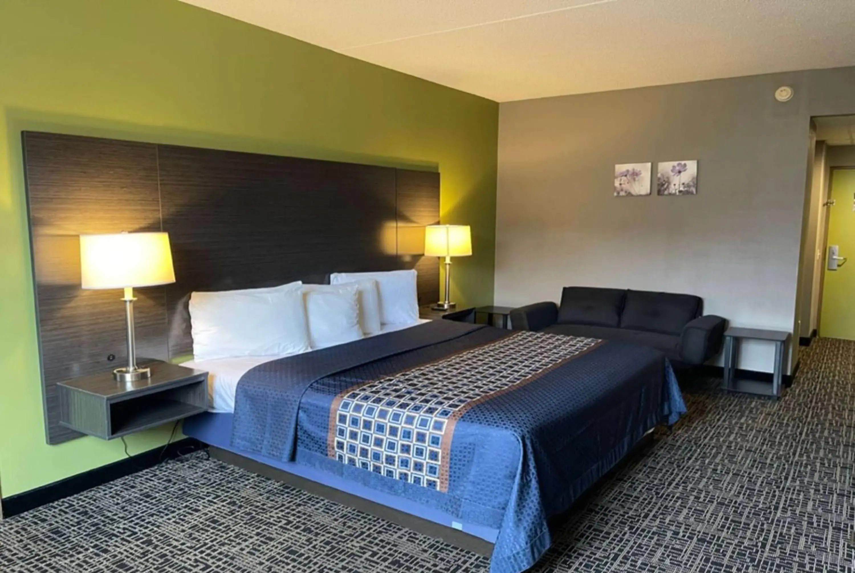 Photo of the whole room, Bed in Wingate by Wyndham Lake George