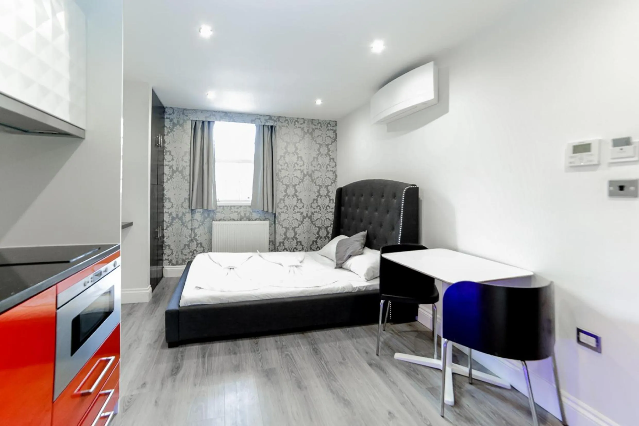 Living room, Bed in Imperial Court Suites