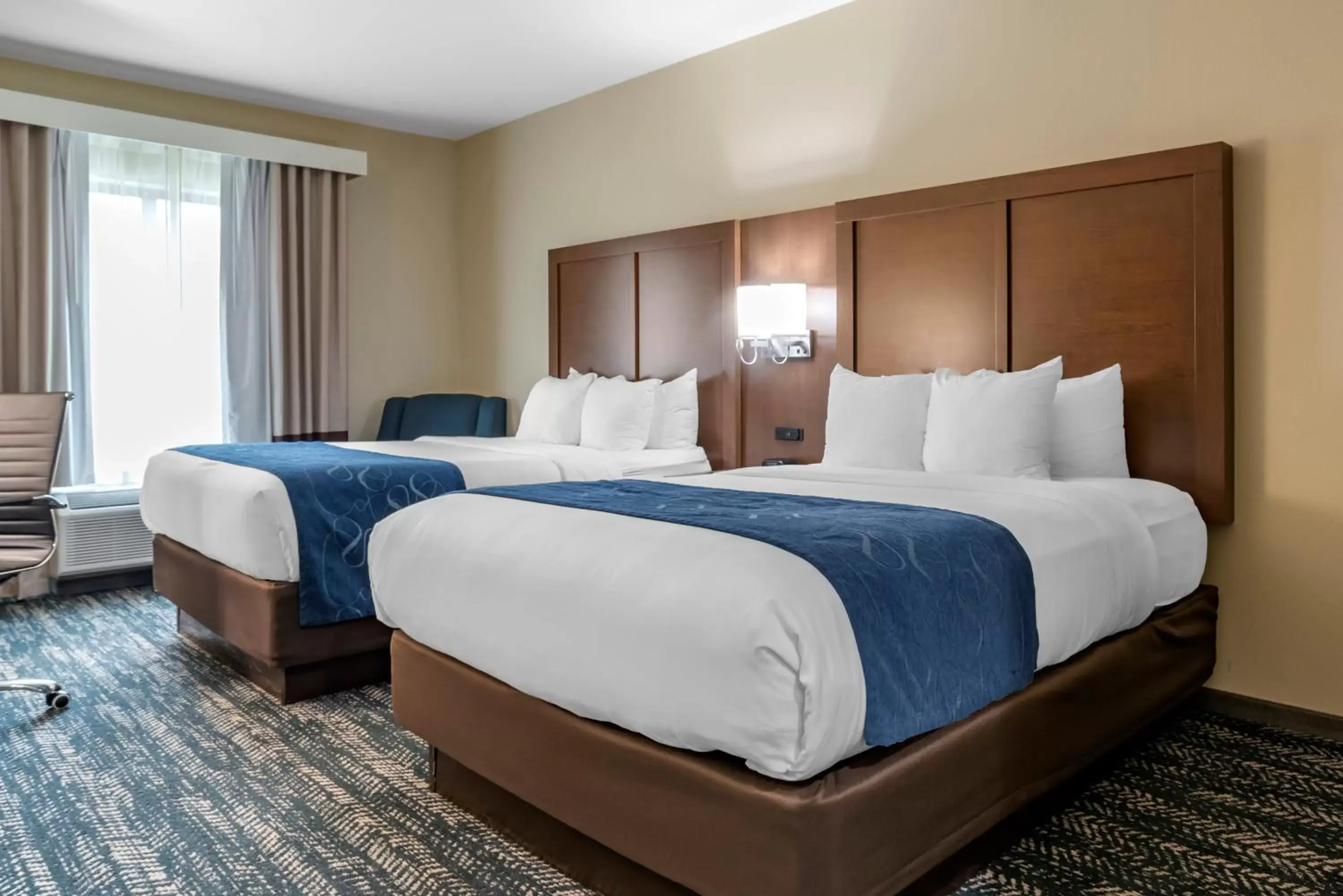 Bed in Comfort Inn & Suites Downtown near University