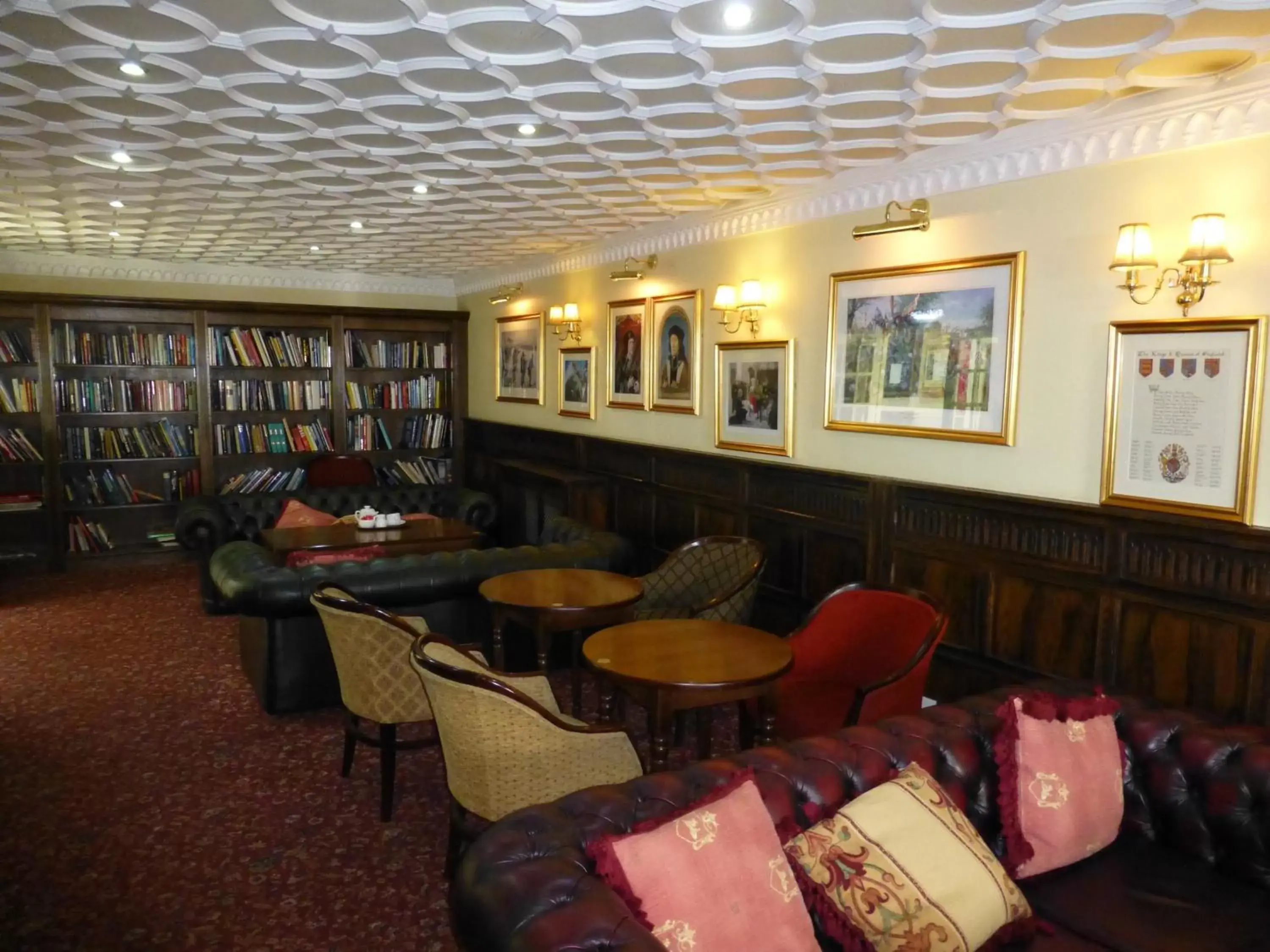 Communal lounge/ TV room, Restaurant/Places to Eat in The Atherstone Red Lion Hotel