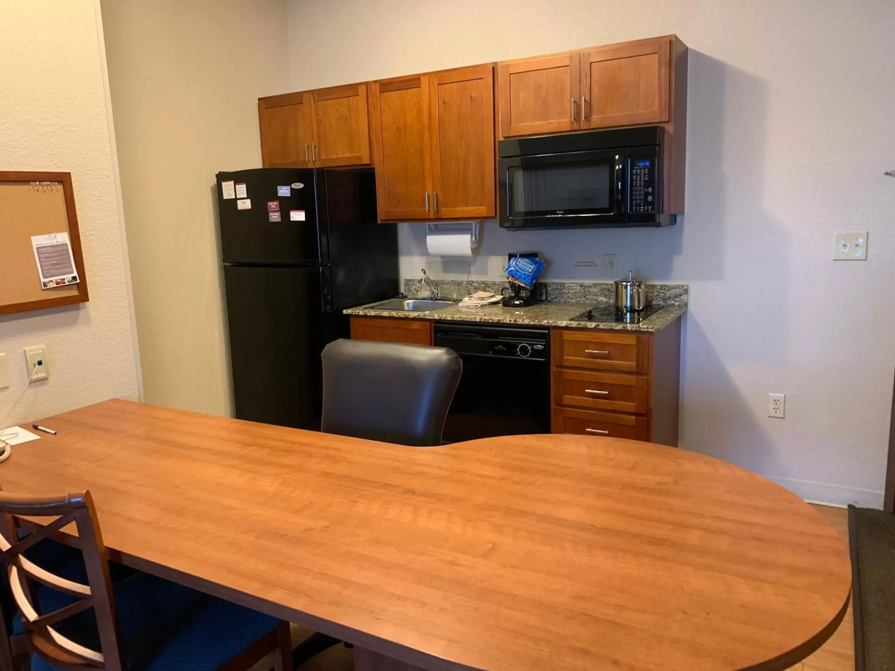 Photo of the whole room, Kitchen/Kitchenette in Candlewood Suites Jonesboro, an IHG Hotel