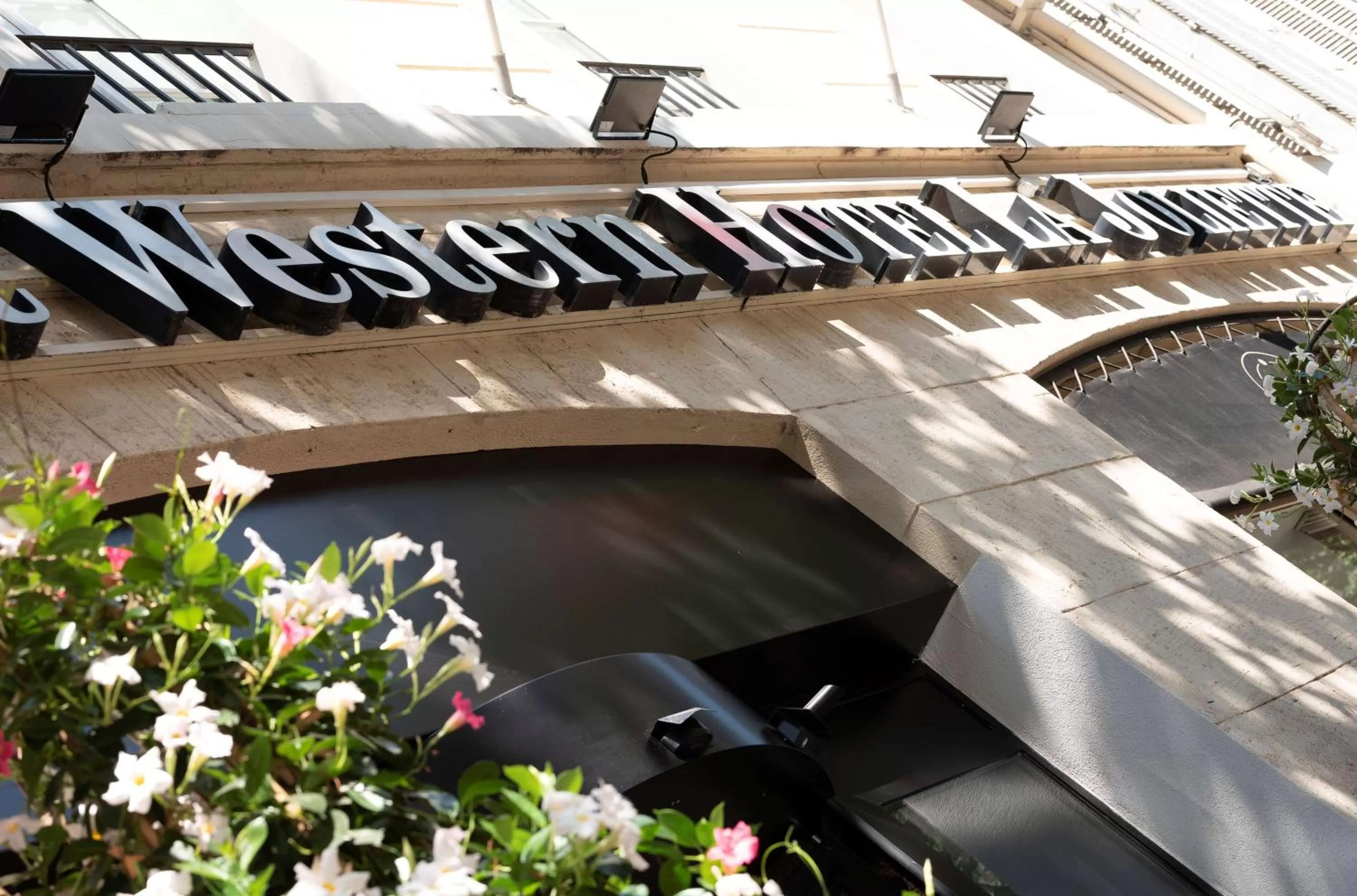 Property building in Best Western Plus Hôtel La Joliette