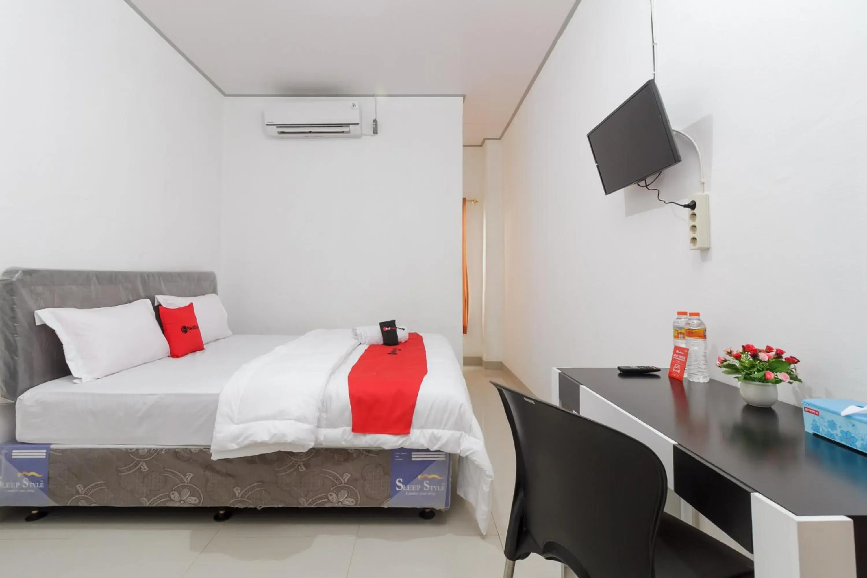 Bedroom, Bed in RedDoorz Syariah near RSU Suaka Insan