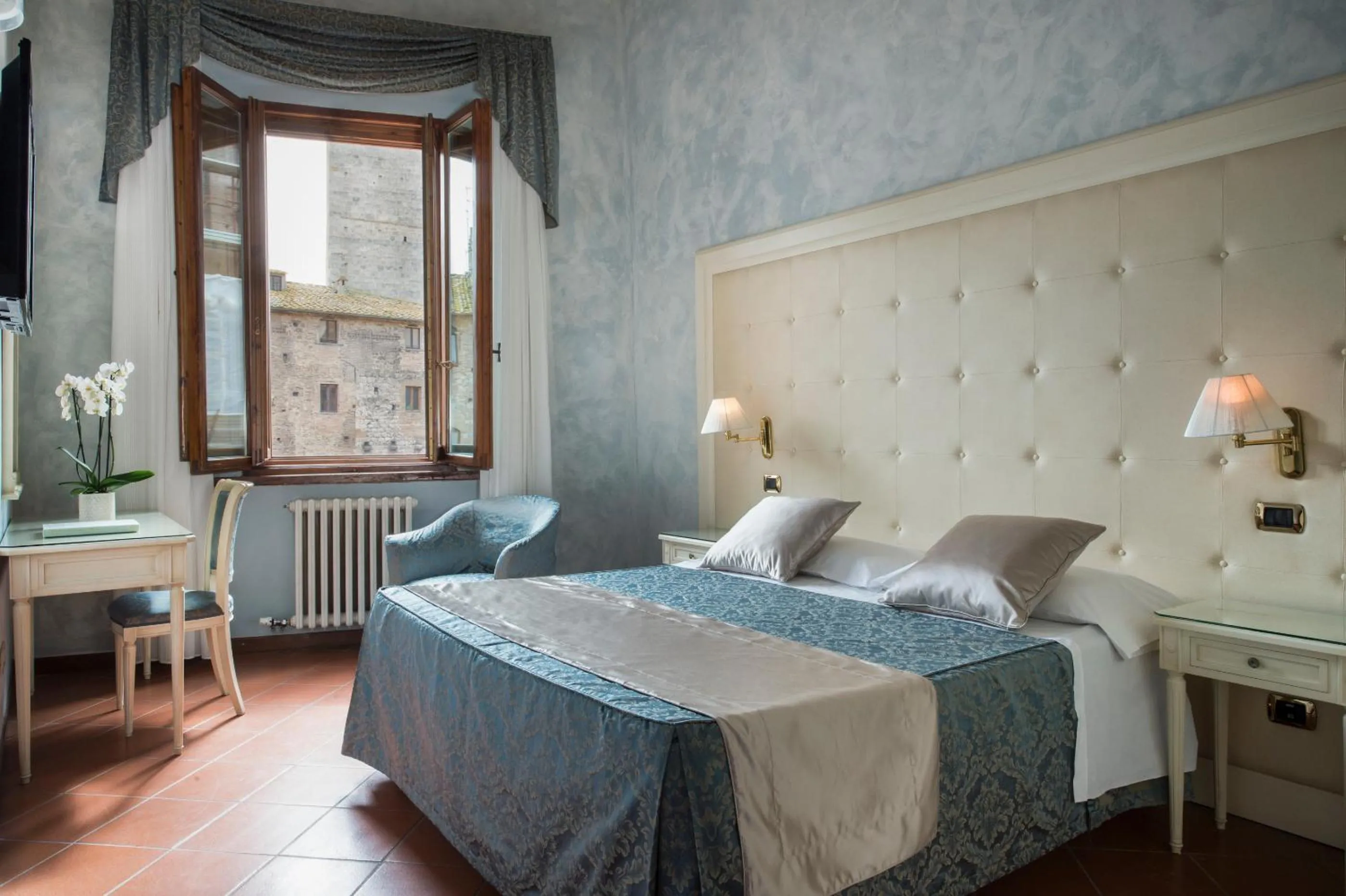 Photo of the whole room, Bed in Leon Bianco