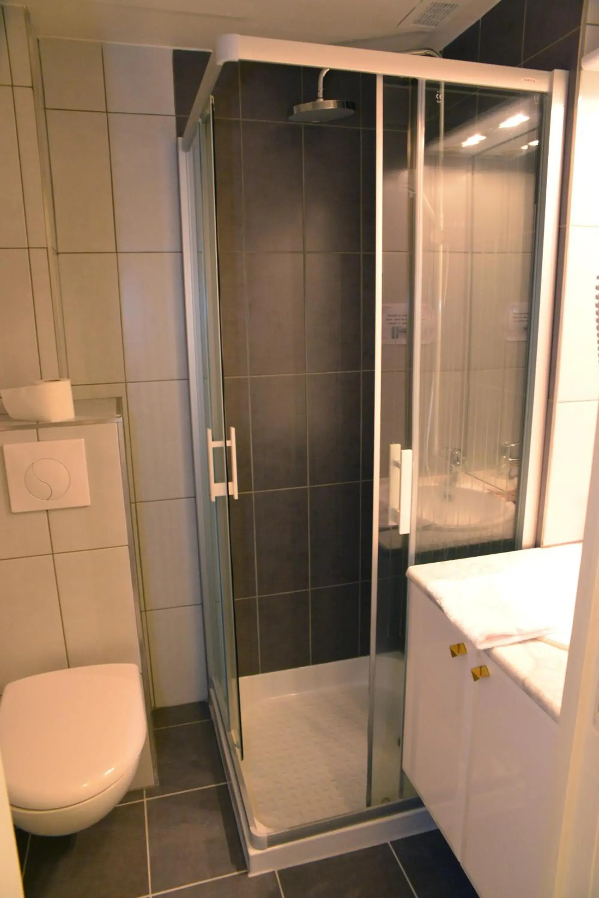 Shower, Bathroom in Hôtel Le Square