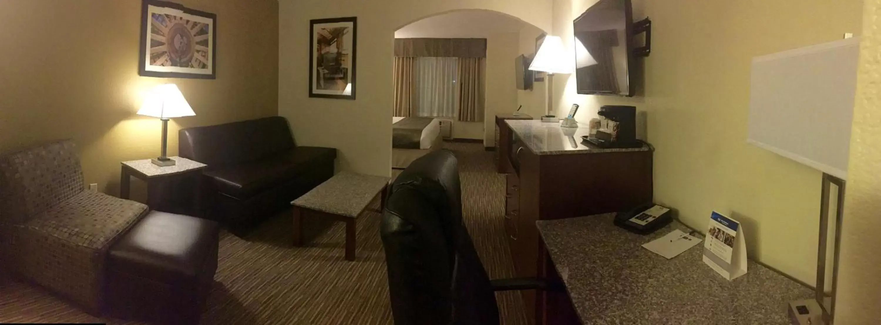 Photo of the whole room, Seating Area in Best Western Executive Inn & Suites