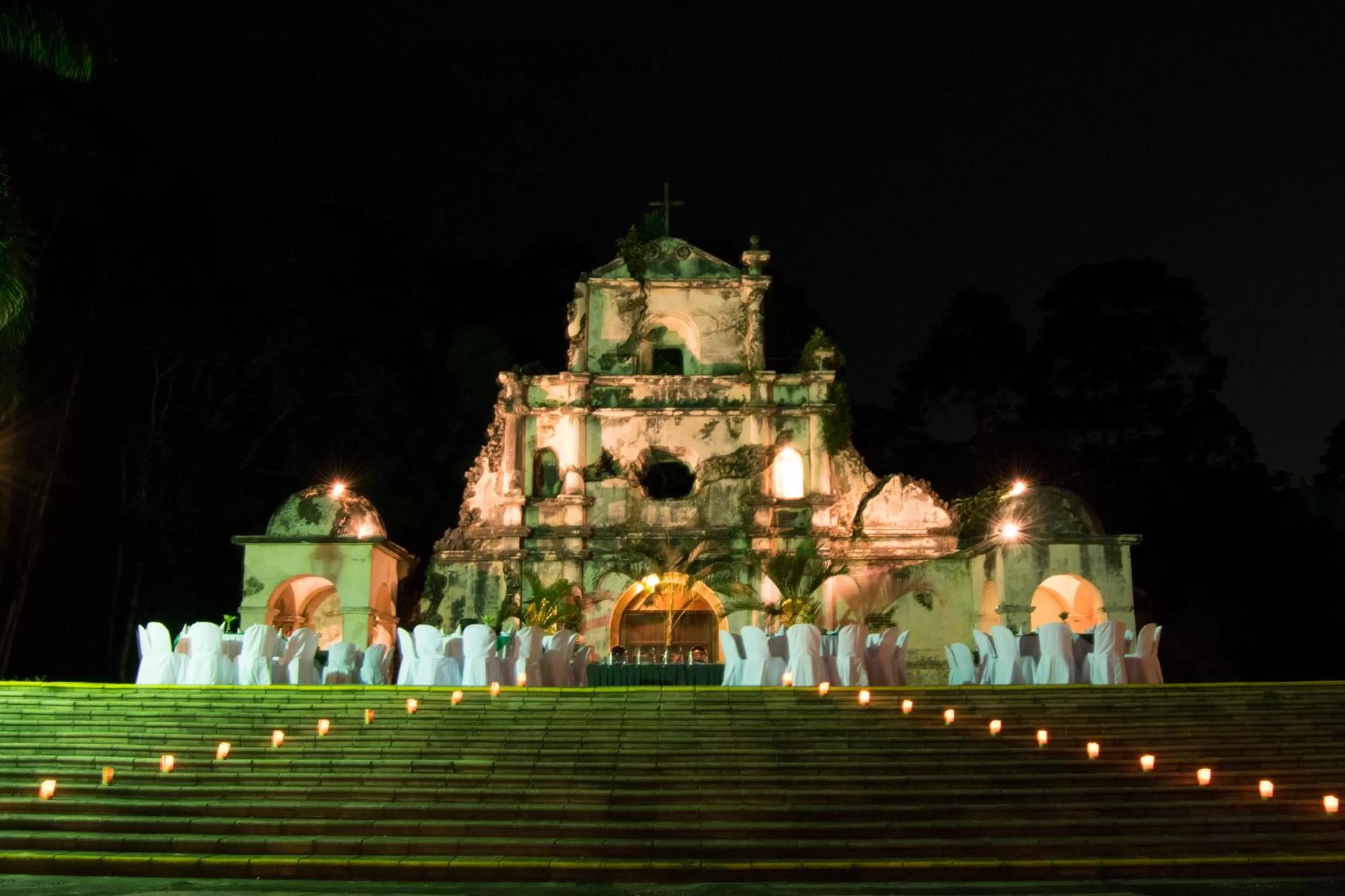 Evening entertainment in Amatique Bay Hotel