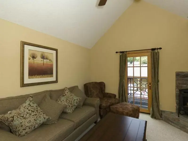 Day, Seating Area in Hillwinds Inn - Blowing Rock