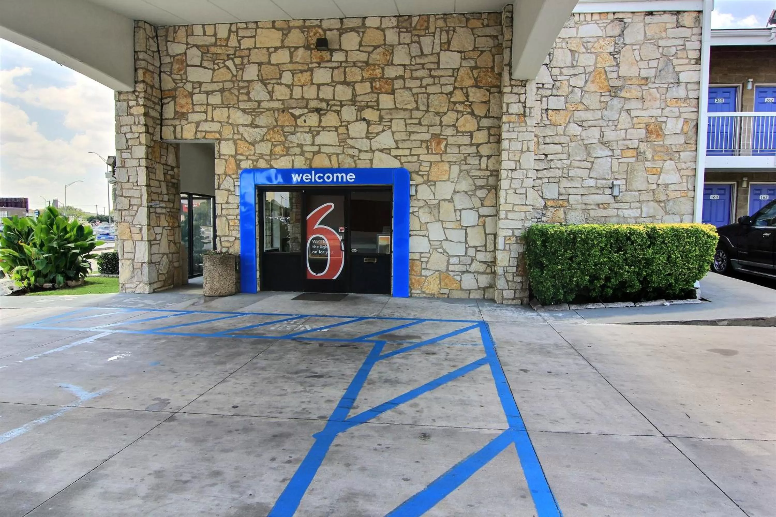 Facade/entrance in Motel 6 Austin, TX - Central Downtown UT