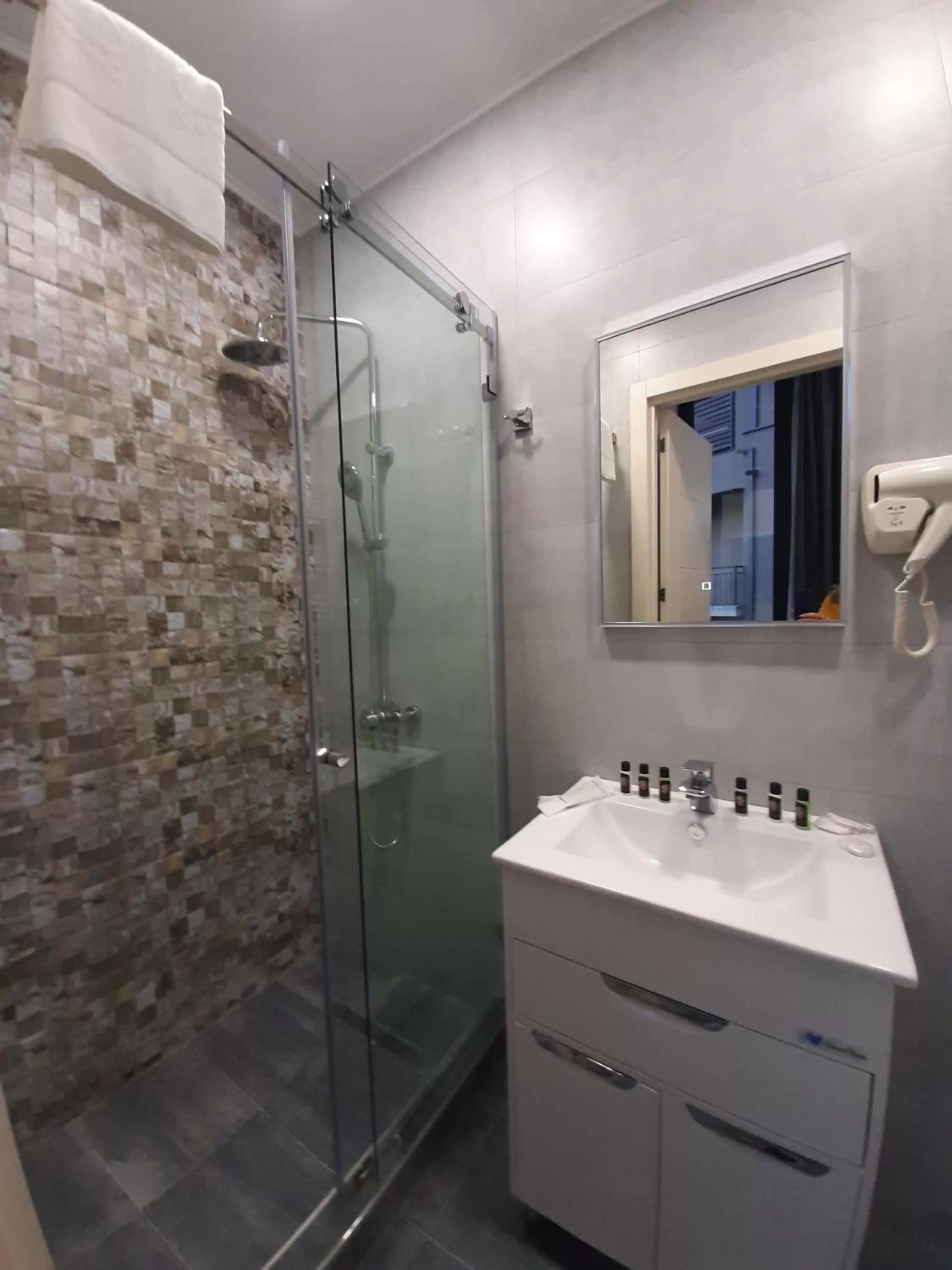 Shower in BG Palace Hotel