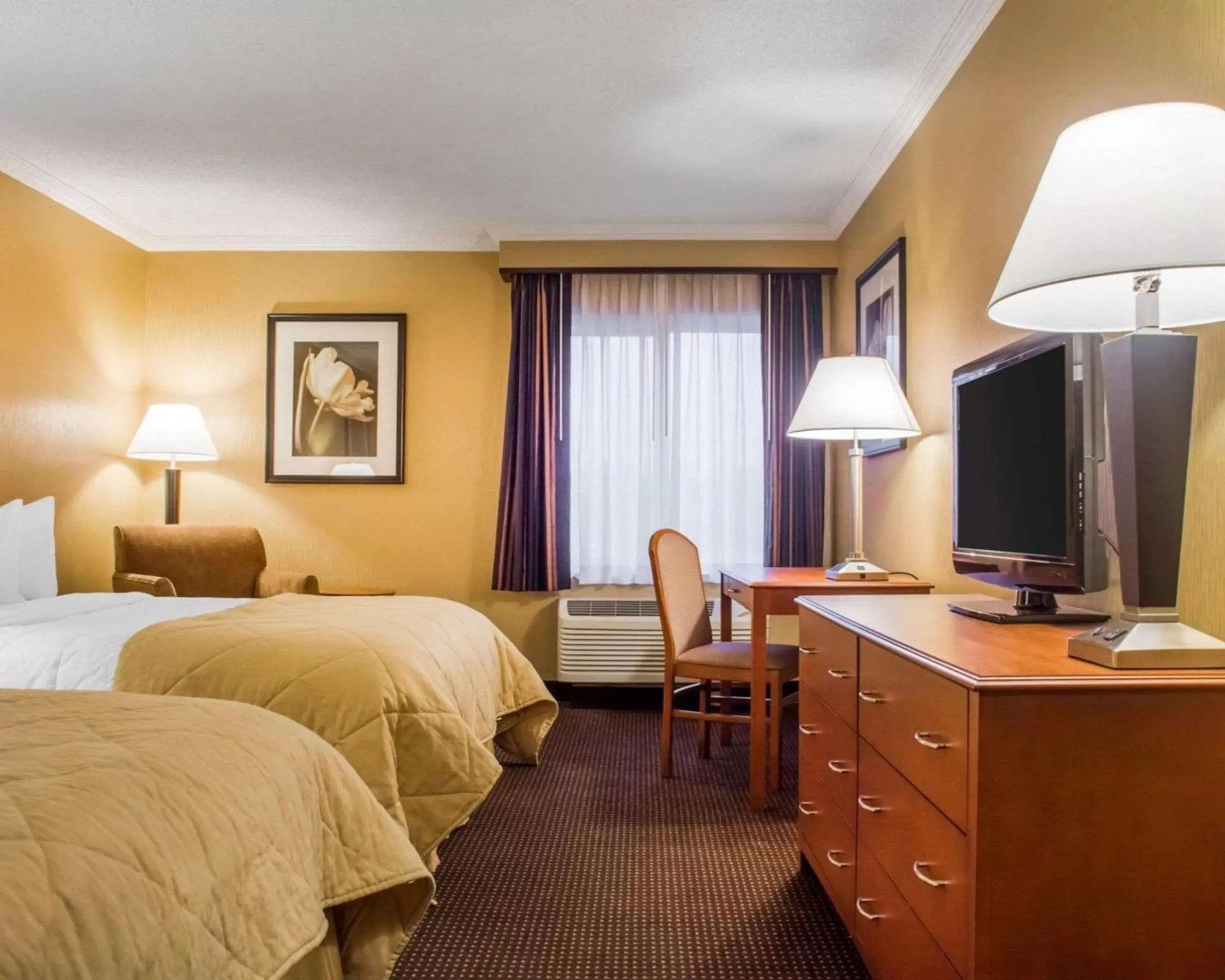 Photo of the whole room, Bed in Clarion Hotel & Suites Riverfront Oswego