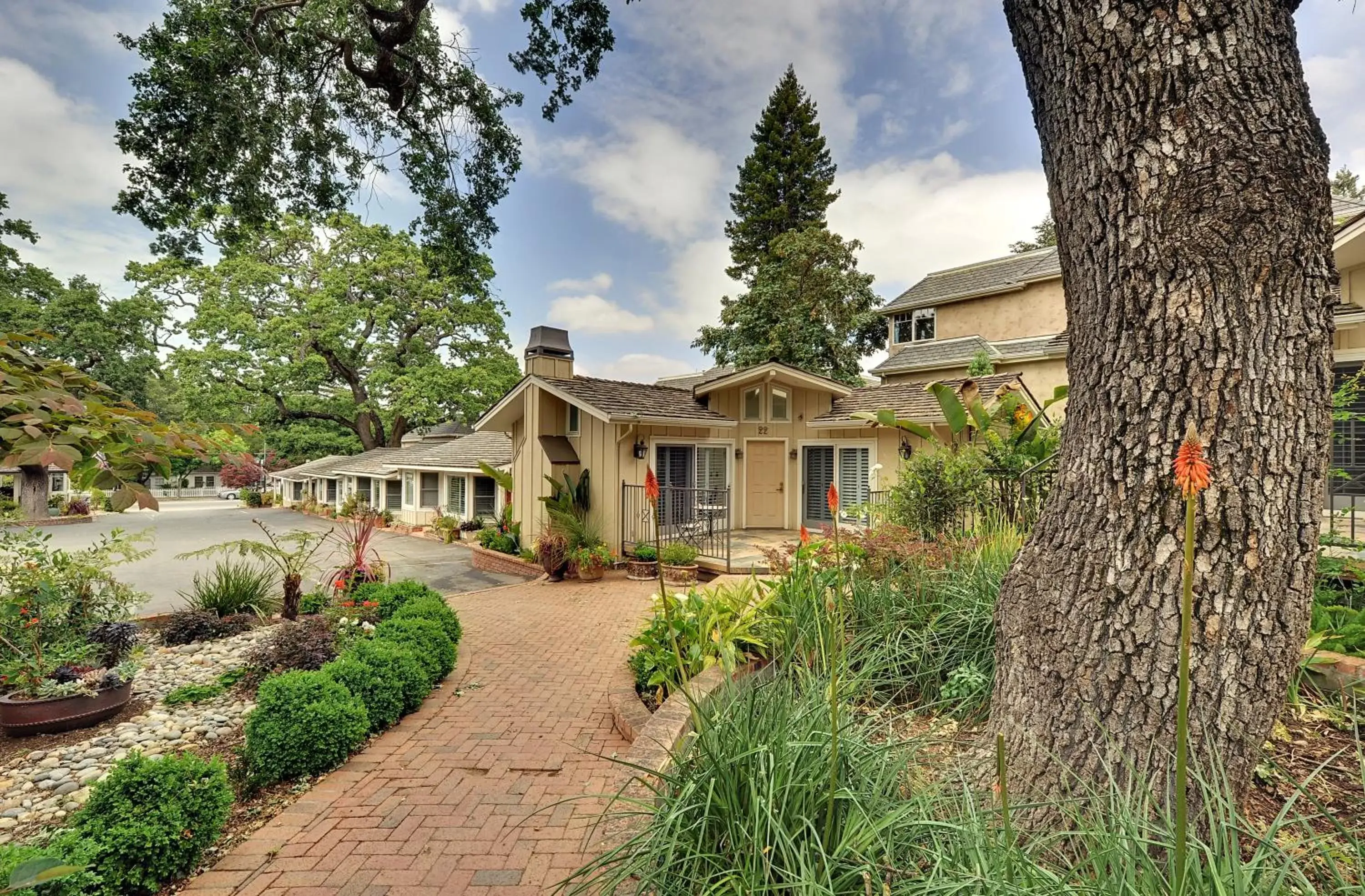 Property Building in Saratoga Oaks Lodge