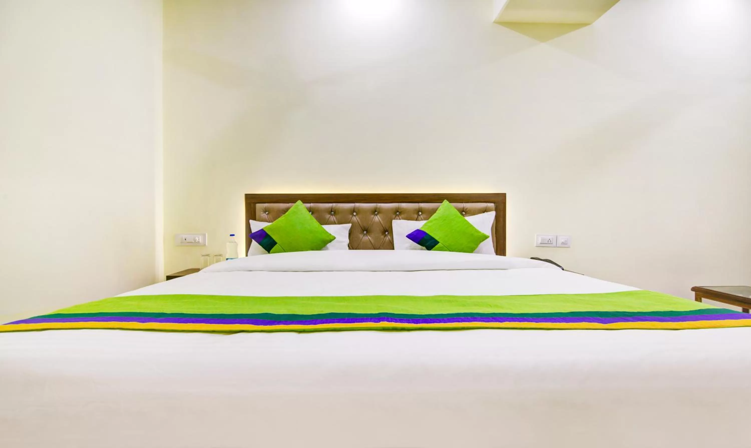 Photo of the whole room, Bed in Itsy by Treebo - Oasis Inn