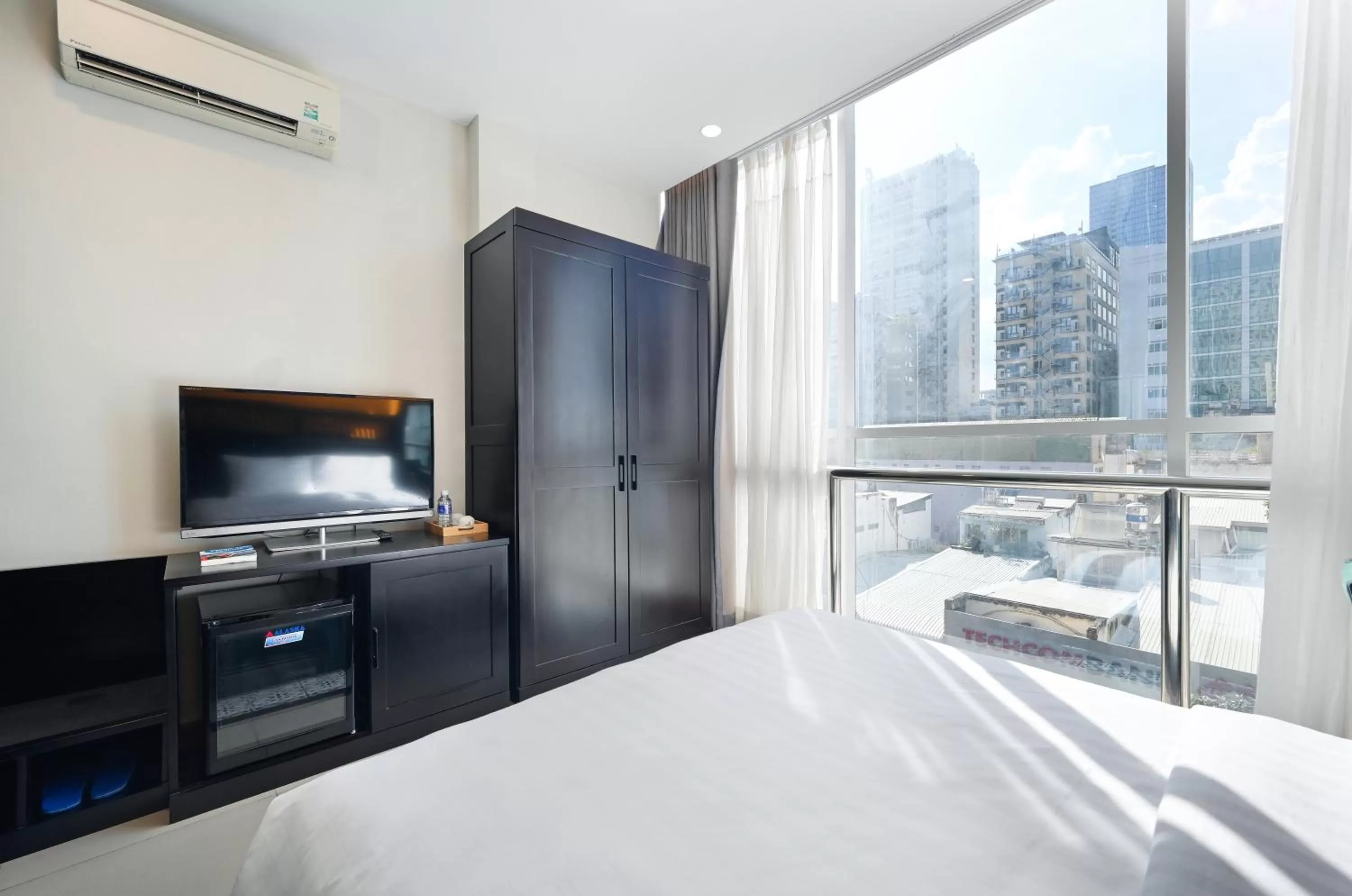 TV/Entertainment Center in Ohana Hotel