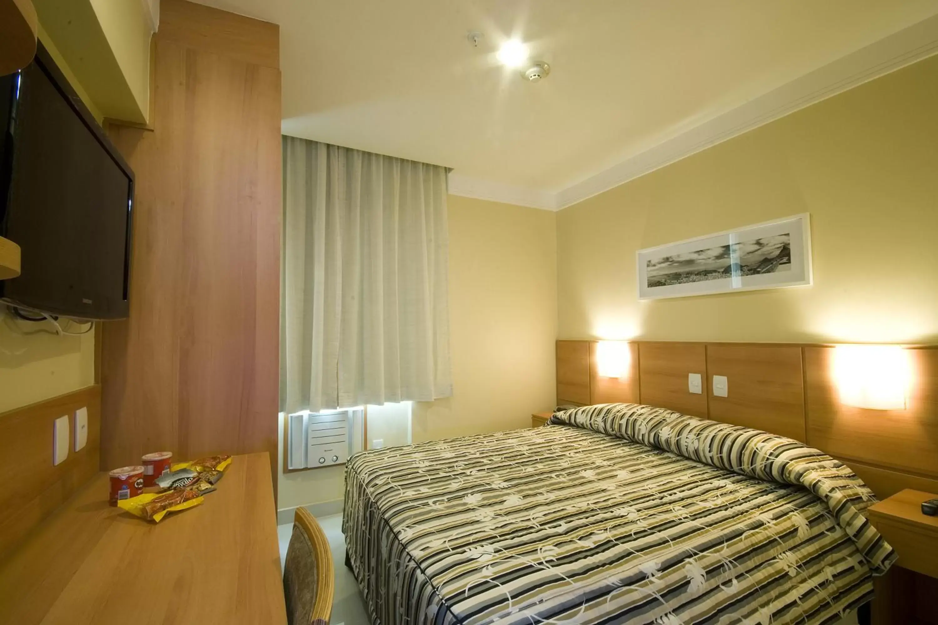 Photo of the whole room, Bed in Hotel Atlântico Business Centro