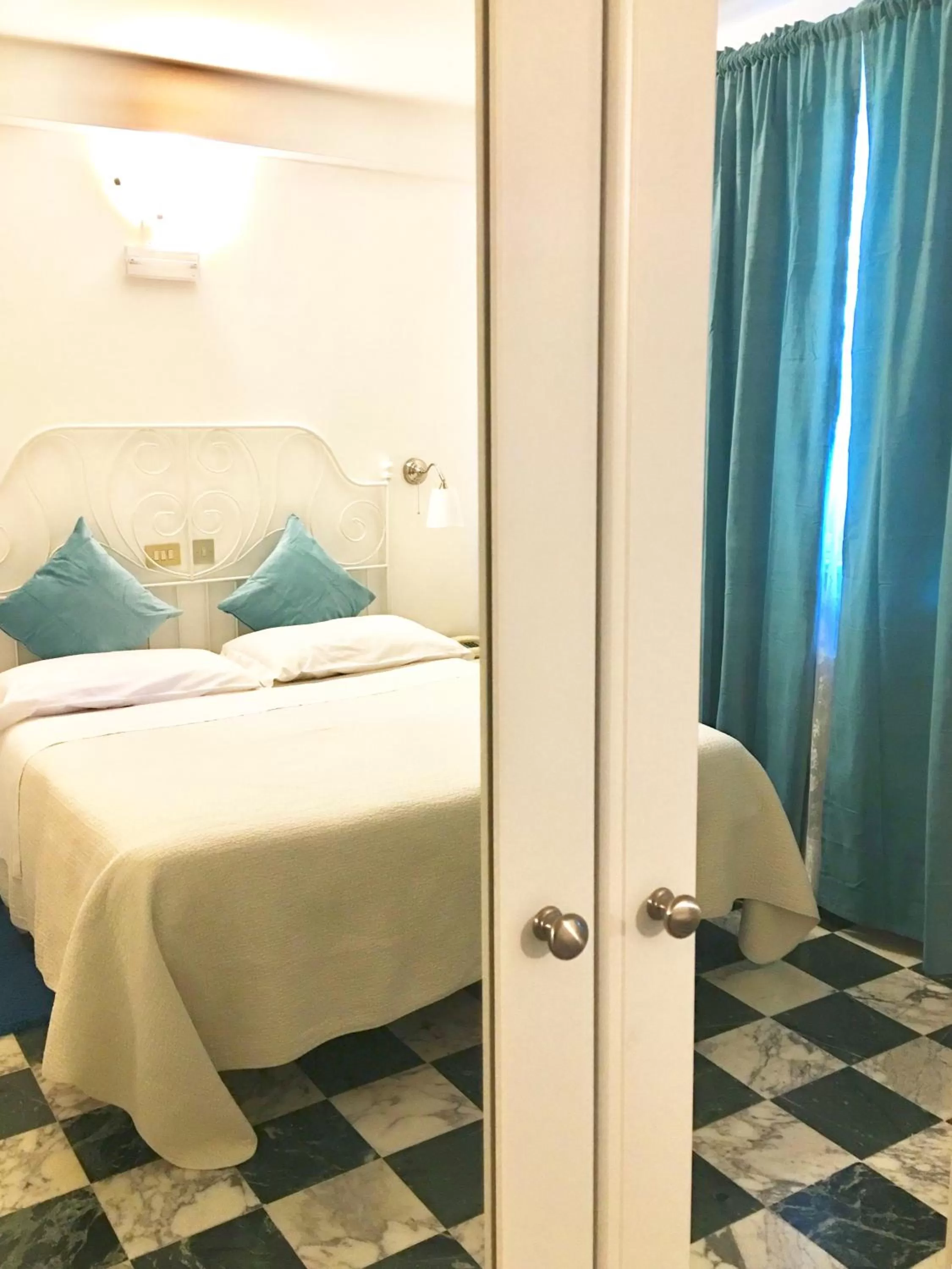 Living room, Bed in Albergo Hotel Raffaello