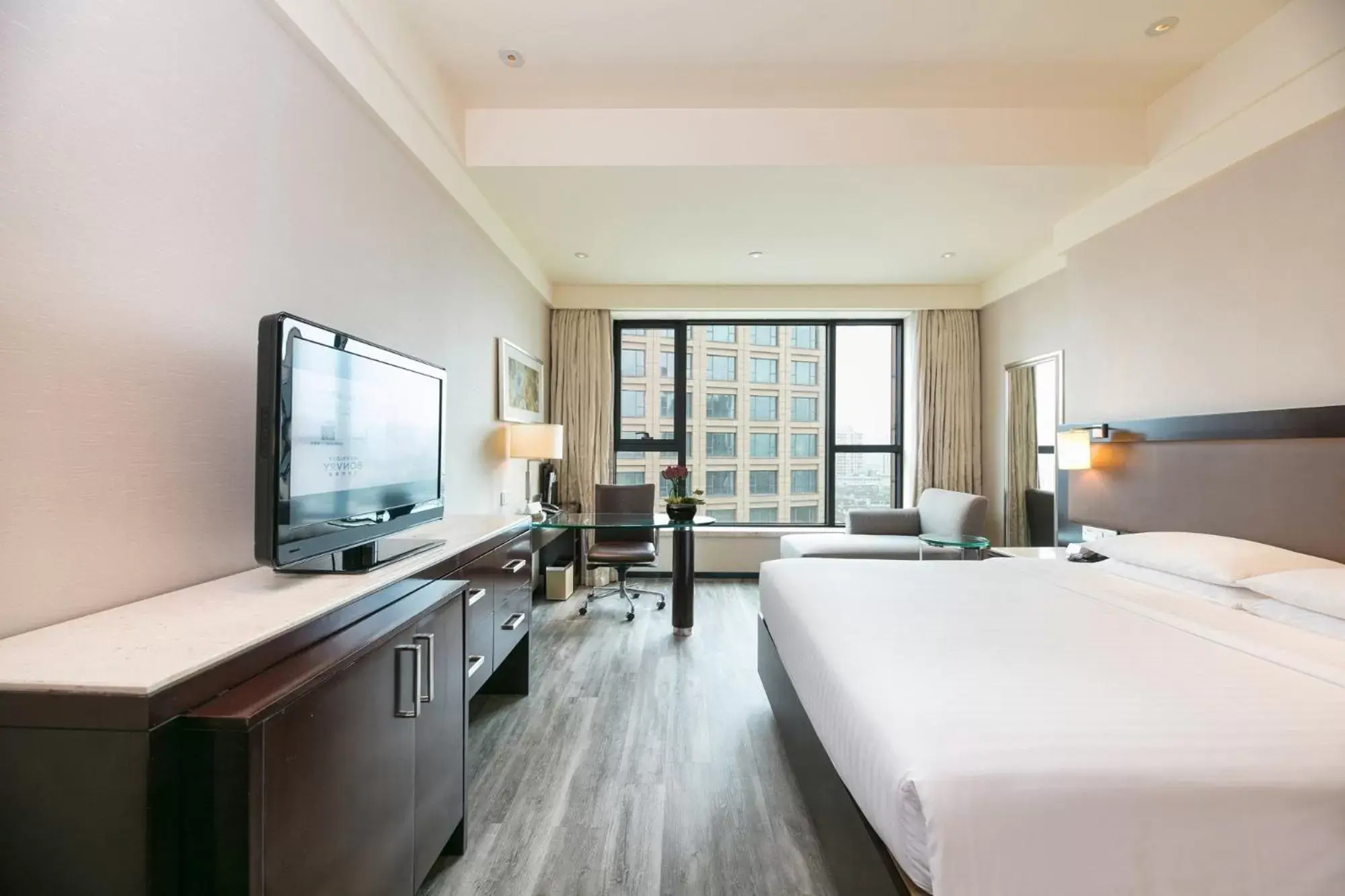 Photo of the whole room, TV/Entertainment Center in Courtyard by Marriott Hangzhou Wulin