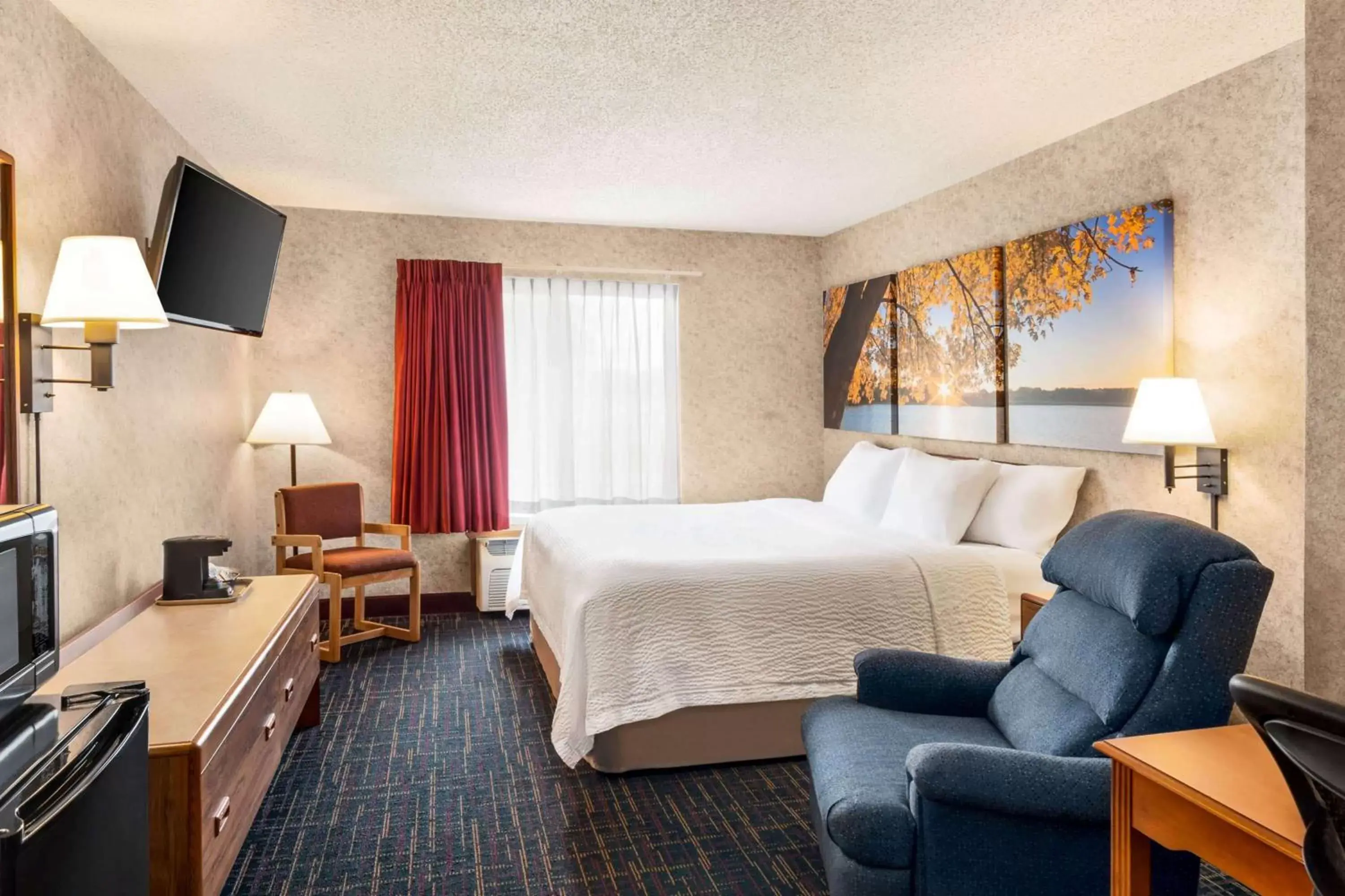 Photo of the whole room in Days Inn by Wyndham Hurley