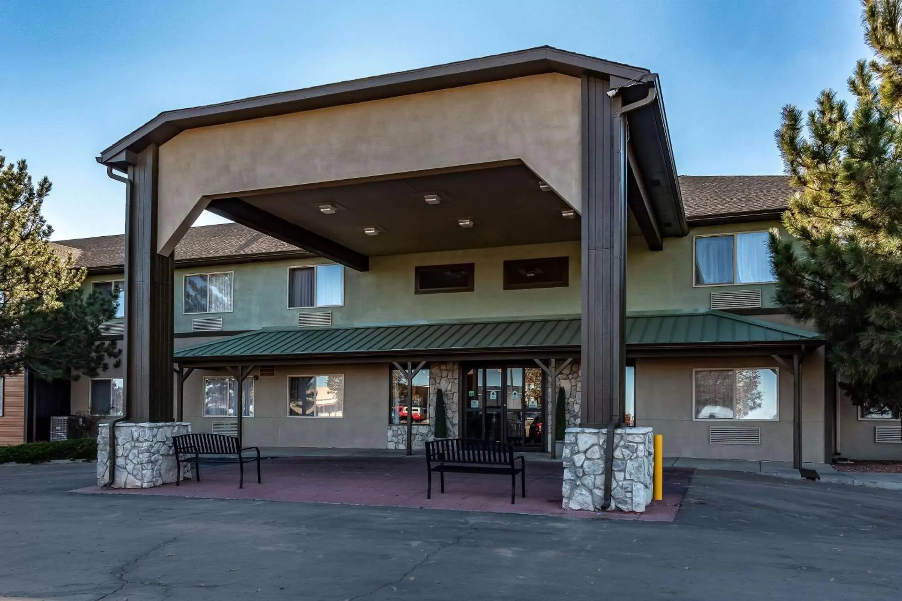 Property Building in Quality Inn & Suites West