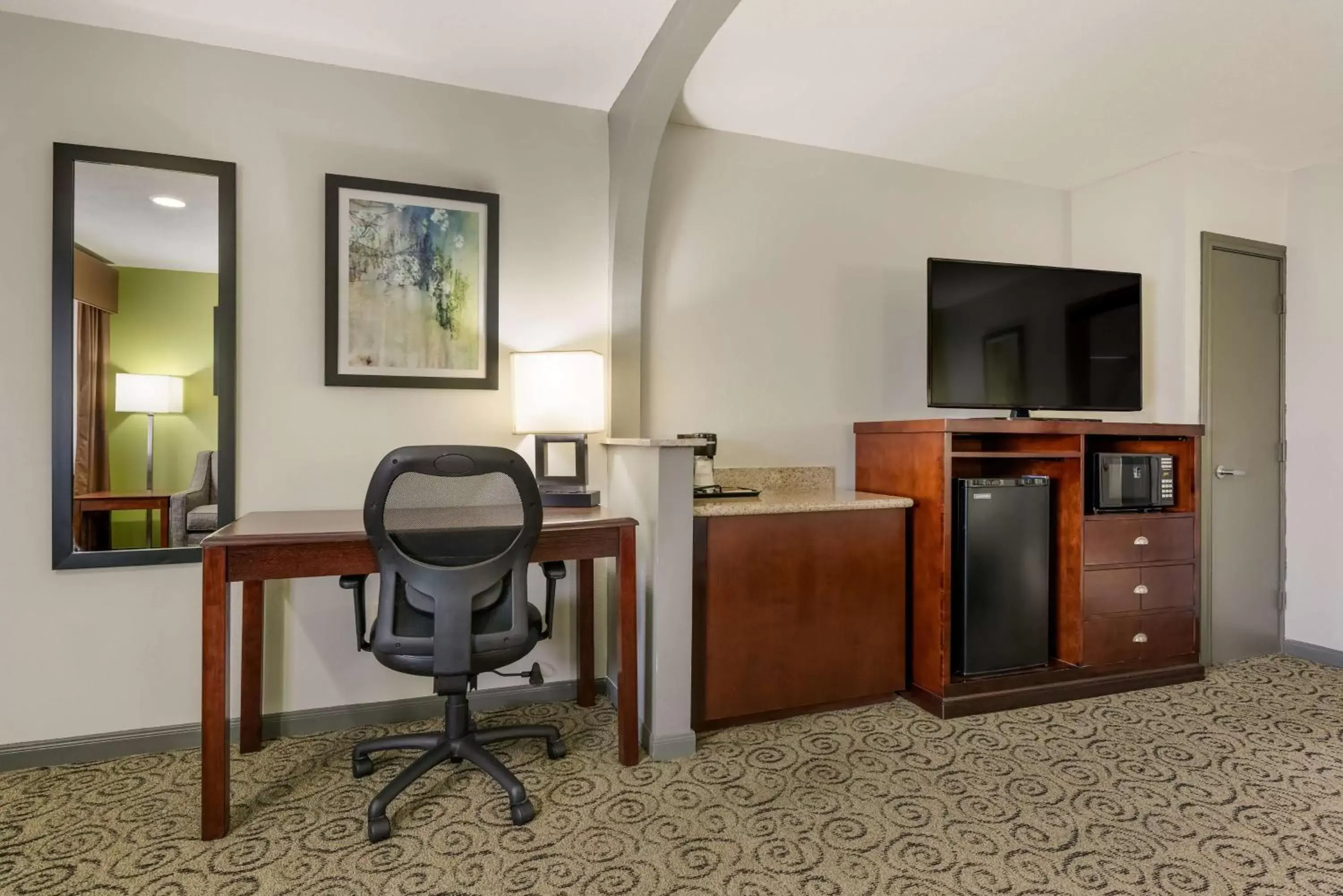 Bedroom, TV/Entertainment Center in SureStay Hotel by Best Western Deer Park