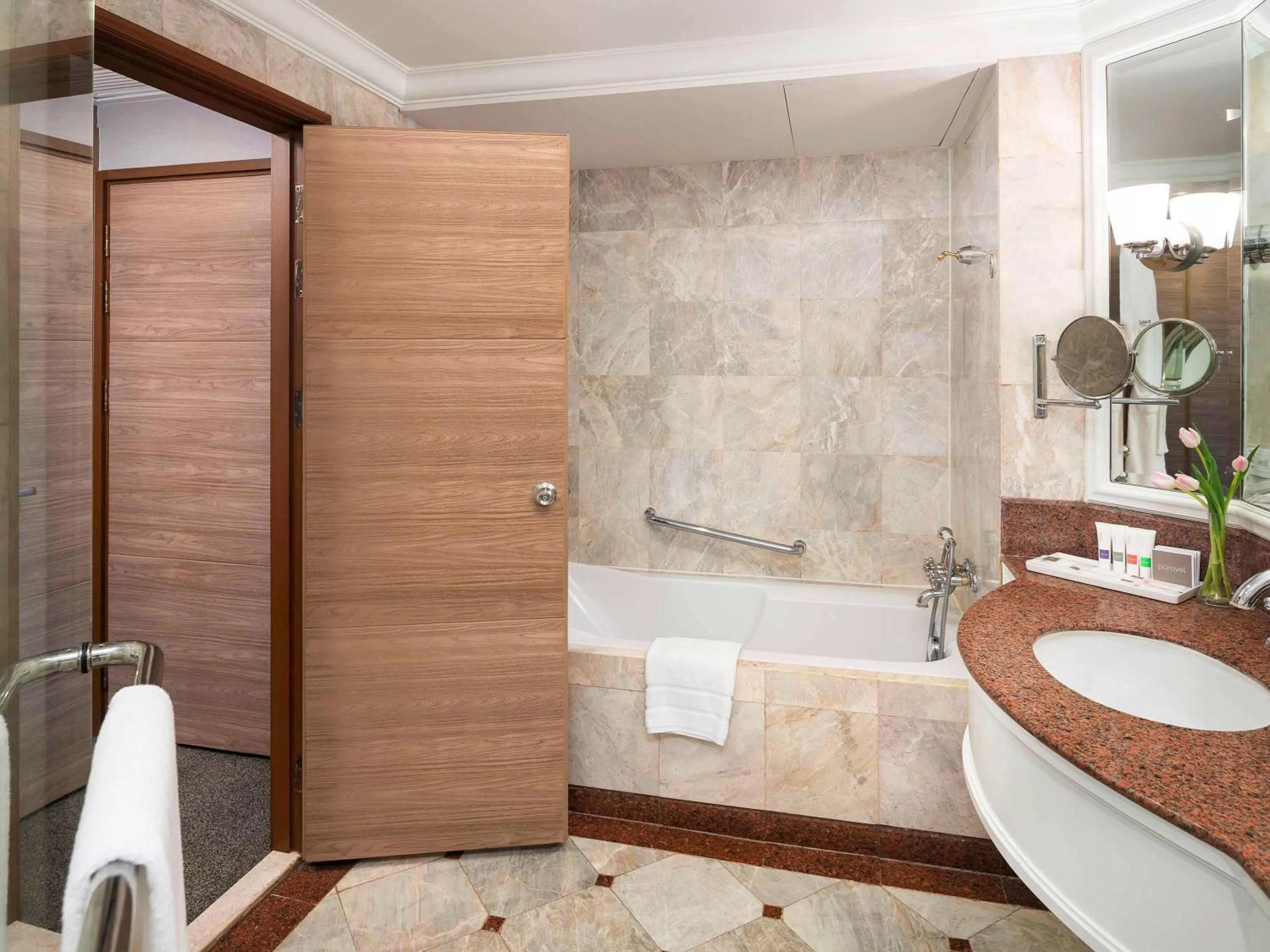 Photo of the whole room in Swissotel Bangkok Ratchada