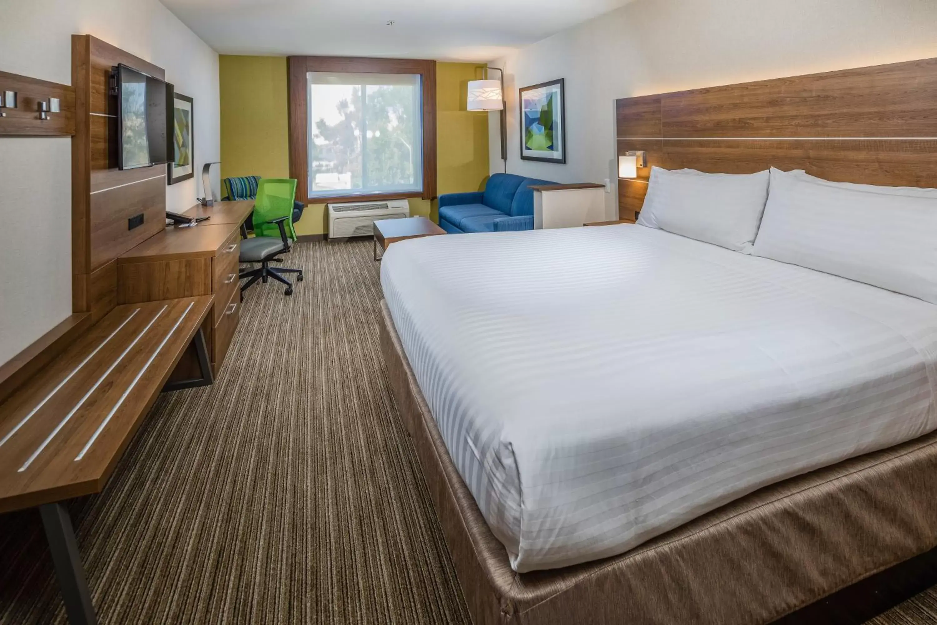 Photo of the whole room, Bed in Holiday Inn Express Hotel & Suites Modesto-Salida, an IHG Hotel