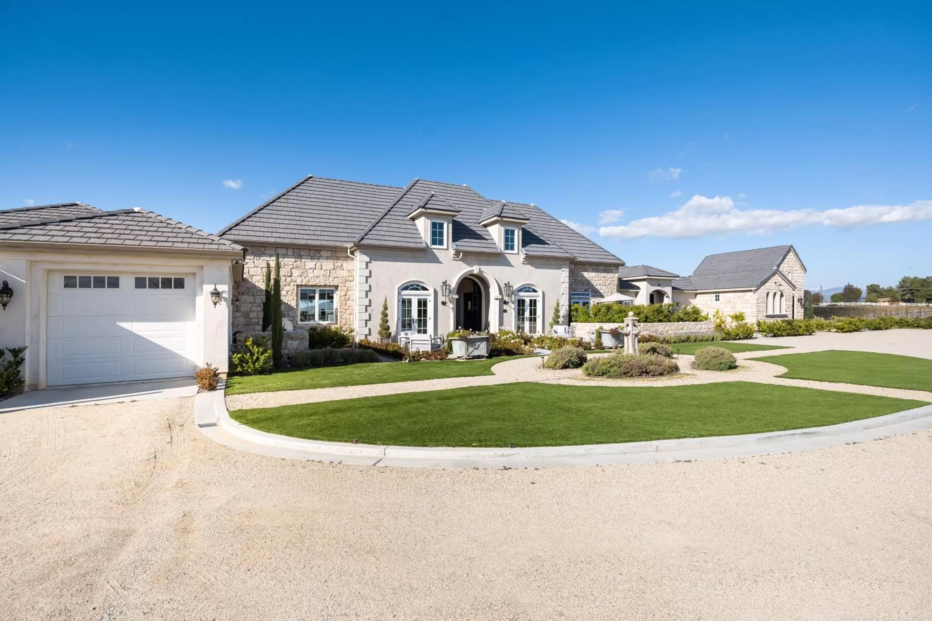 Property building in Domaine Chardonnay