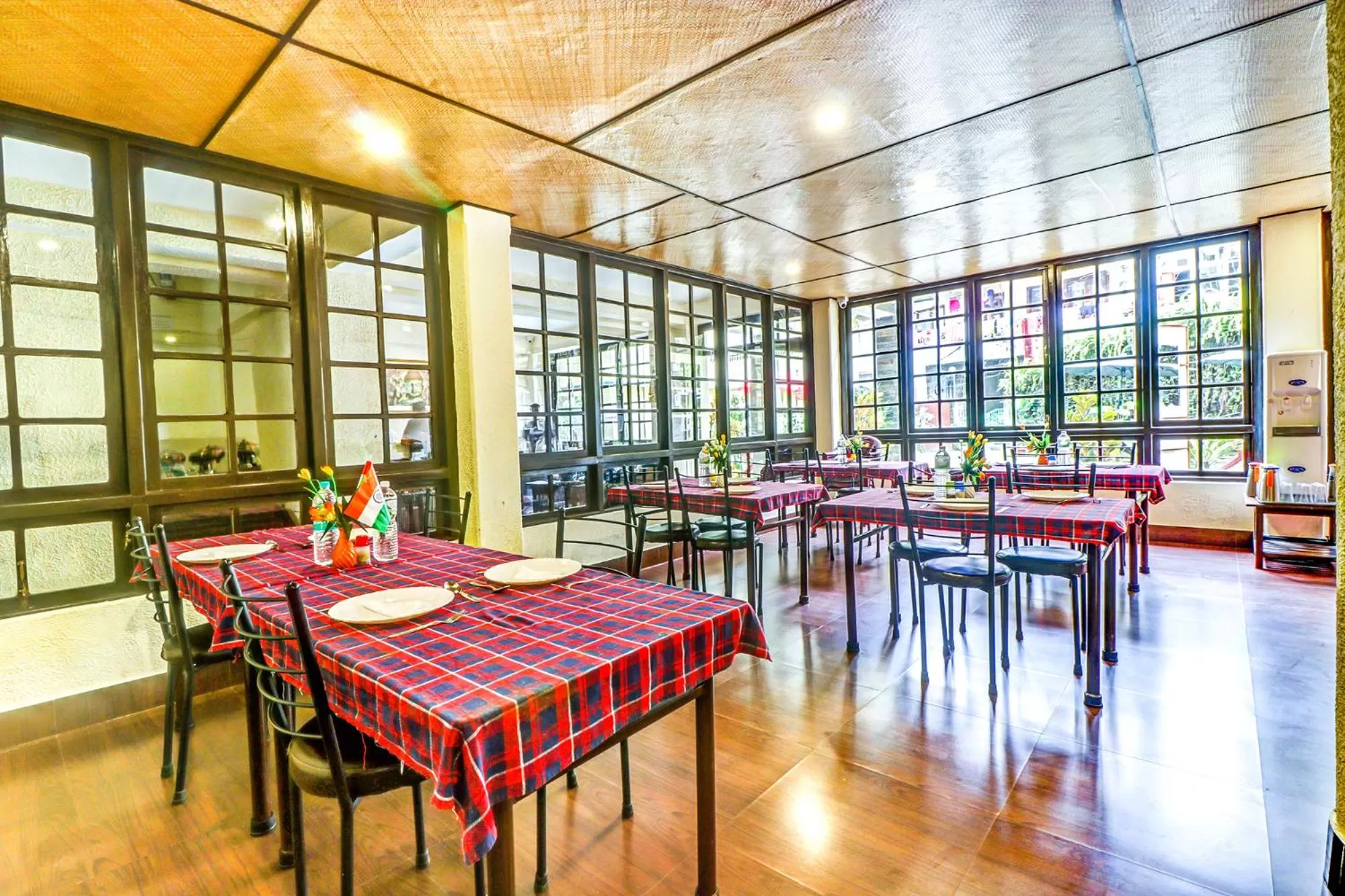 Restaurant/Places to Eat in FabHotel Oak Ridge Retreat I