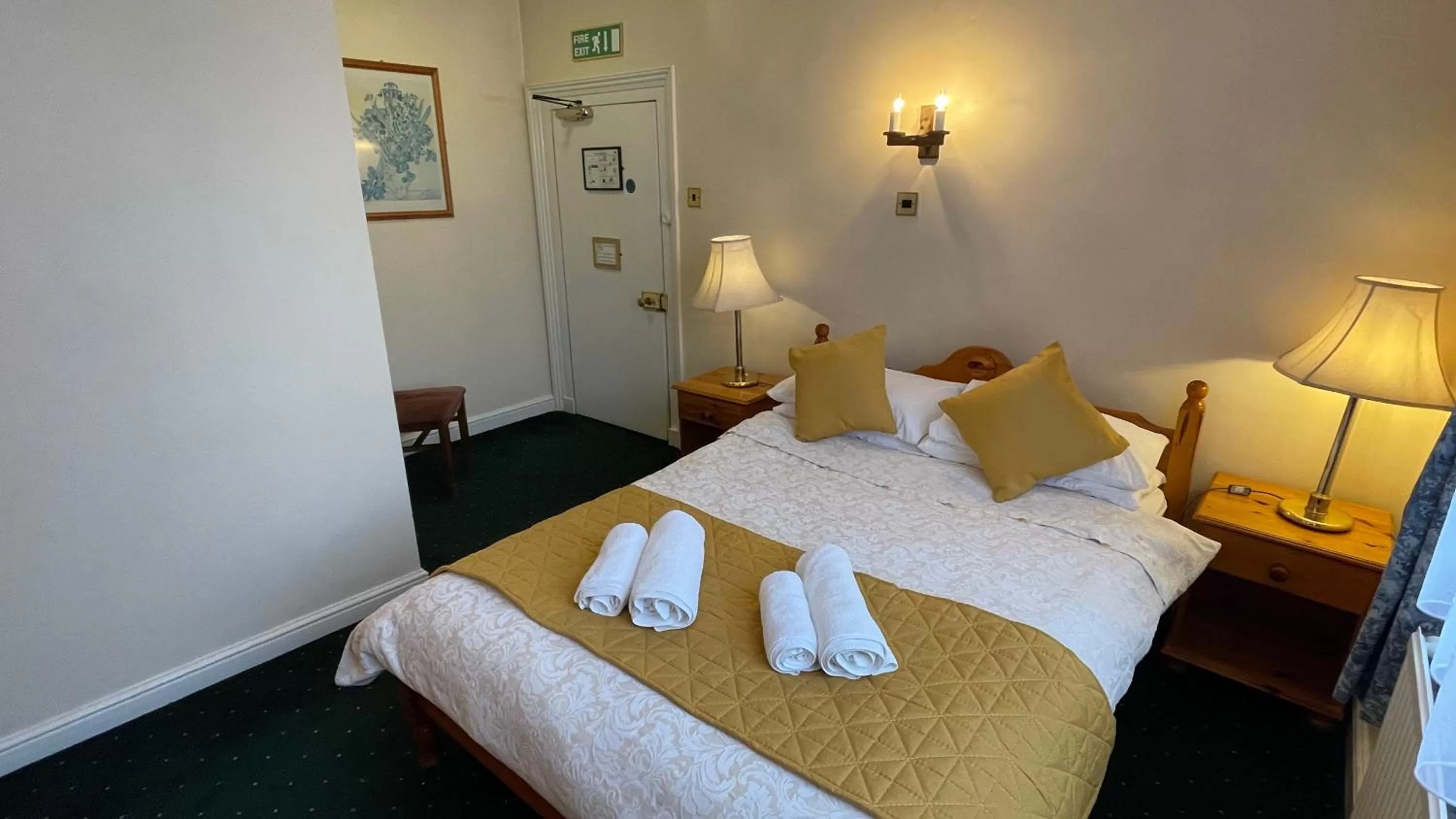 Bedroom, Bed in Crown Hotel