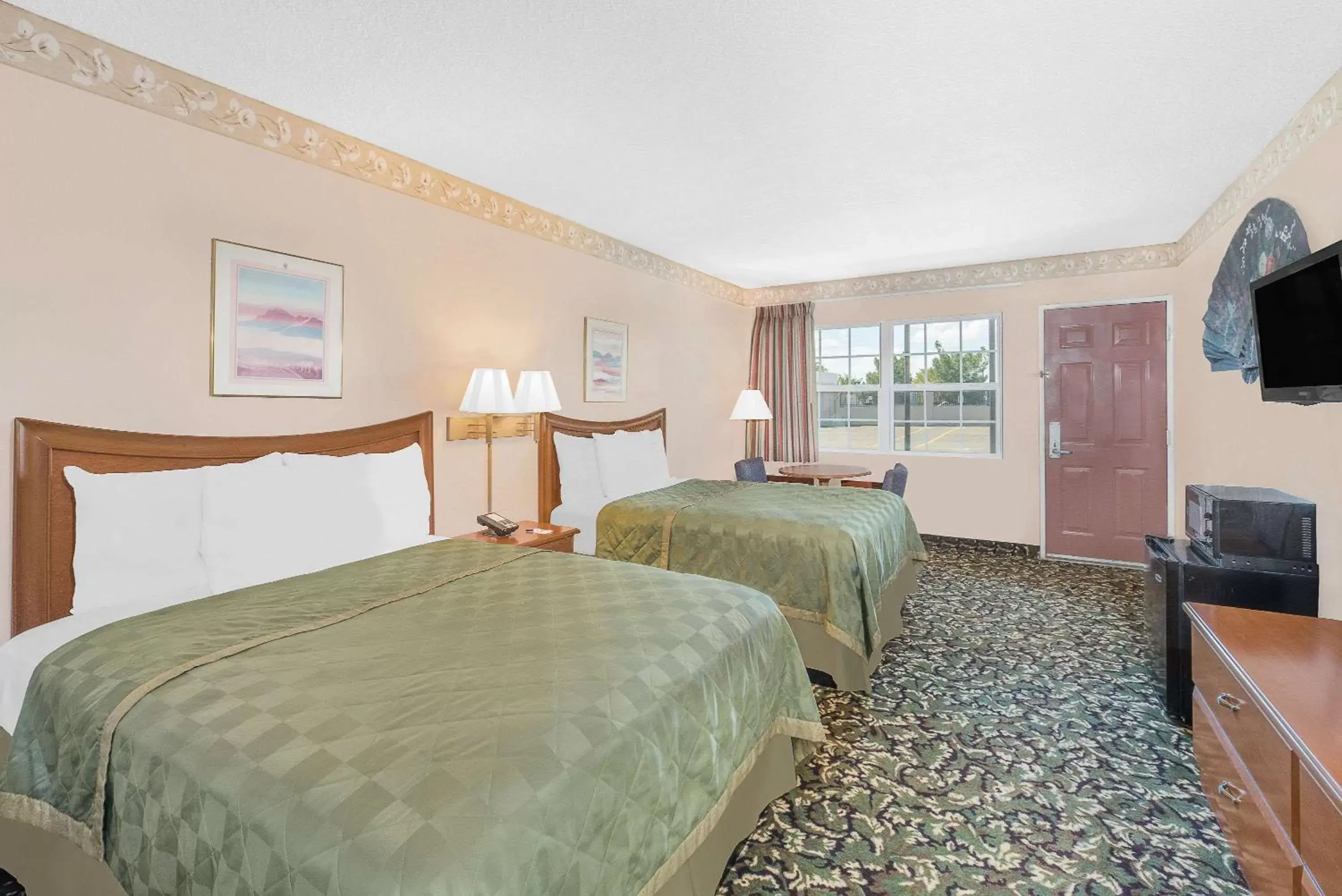 Photo of the whole room, Bed in Knights Inn & Suites by Sonesta Pecos