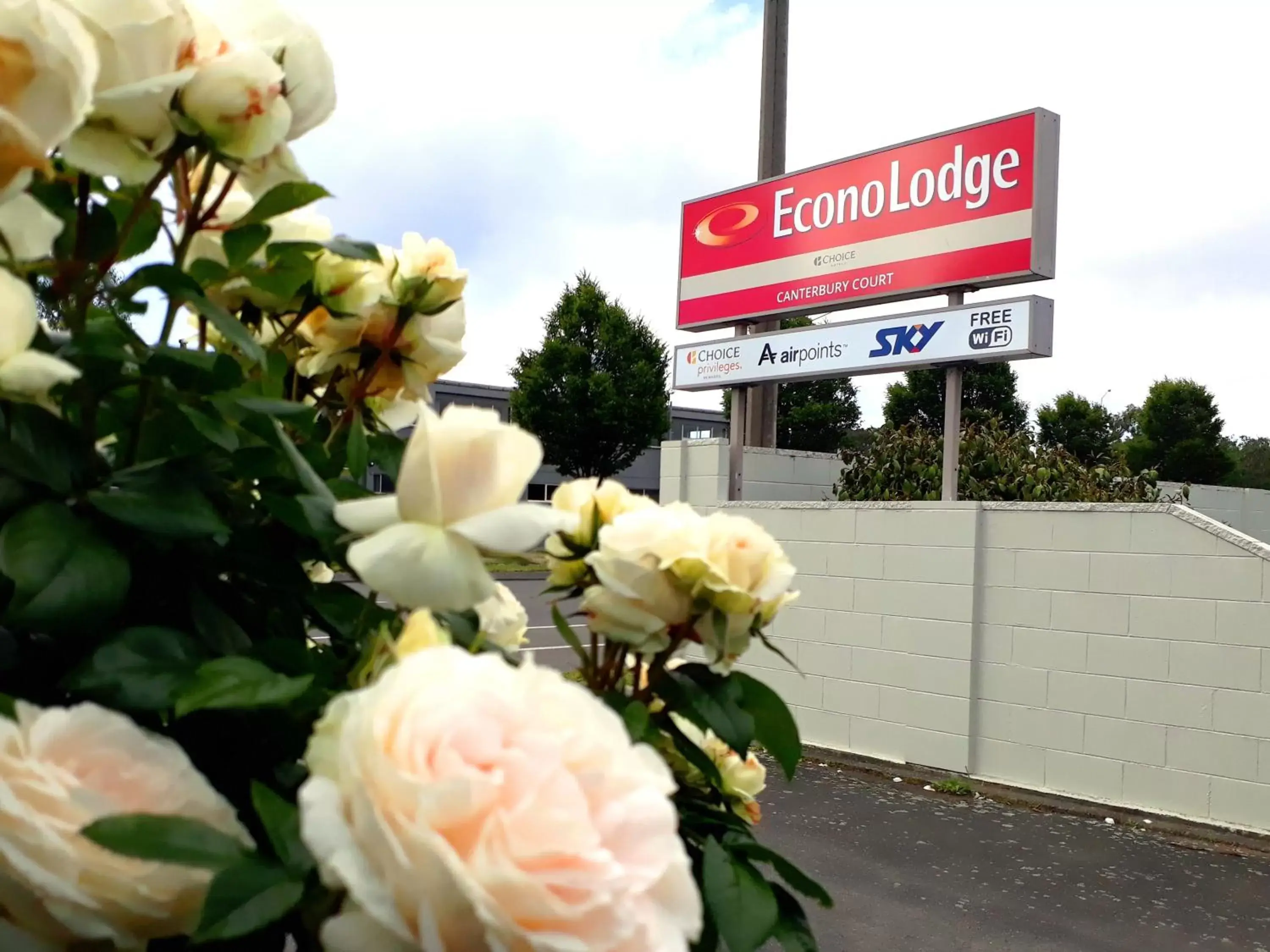 Property logo or sign in Econo Lodge Canterbury Court Motel