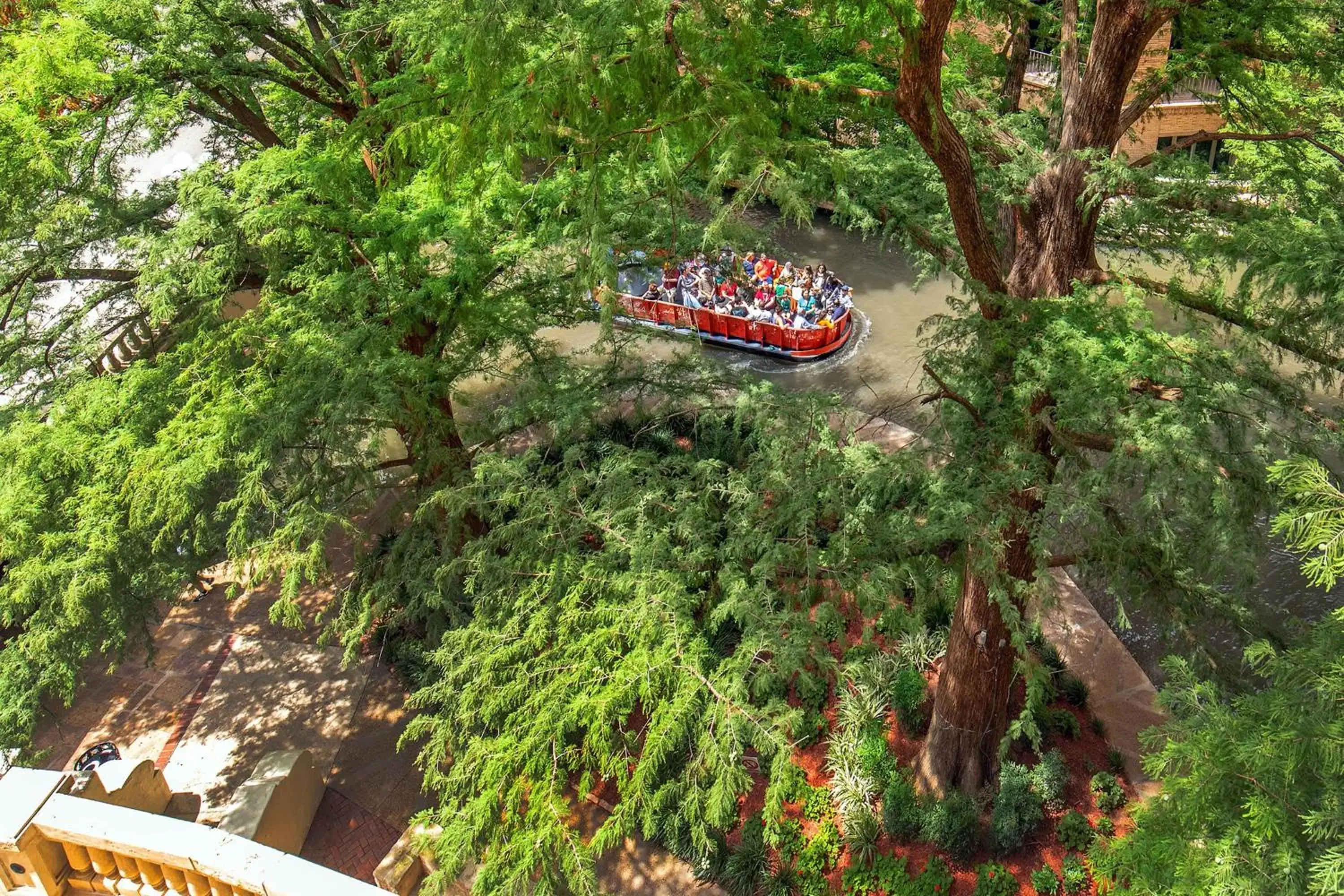 Photo of the whole room, Bird's-eye View in The Westin Riverwalk, San Antonio