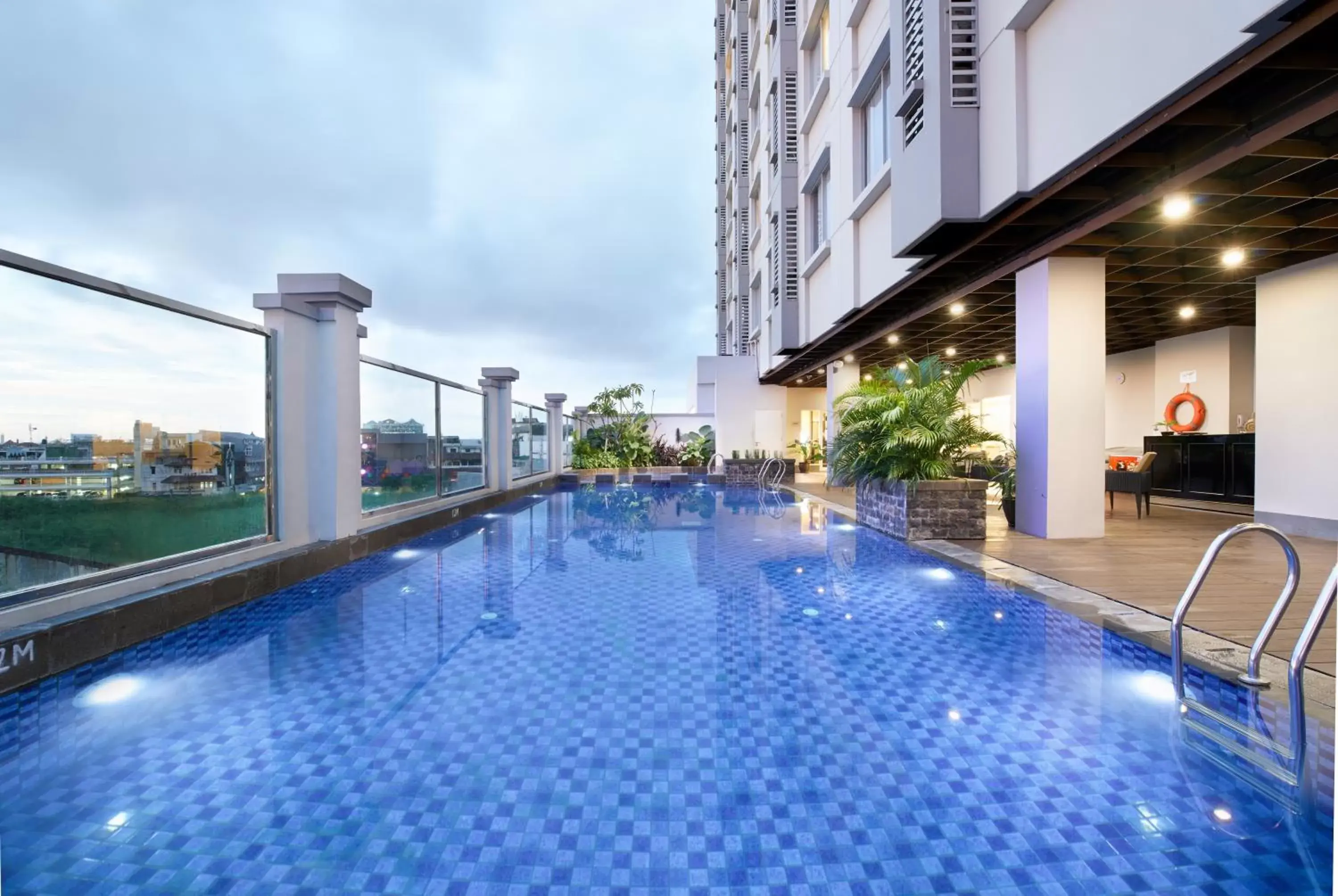 Swimming pool in Swiss-Belinn Tunjungan Surabaya Swimming pool in Swiss-Belinn Tunjungan Surabaya