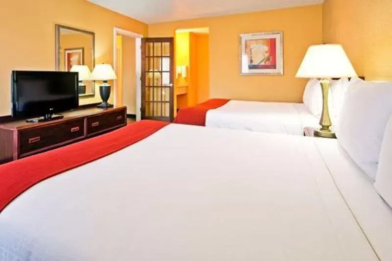 Photo of the whole room, Bed in Holiday Inn Express Hotel Fort Campbell-Oak Grove by IHG Photo of the whole room, Bed in Holiday Inn Express Hotel Fort Campbell-Oak Grove by IHG