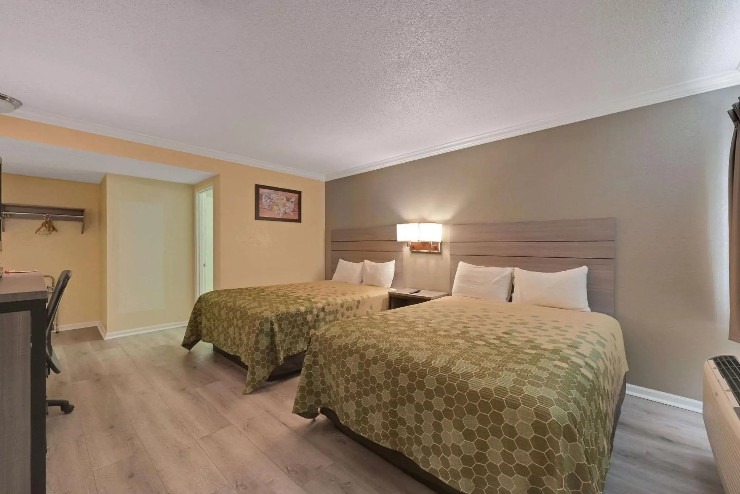 Photo of the whole room, Bed in Econo Lodge Woodland near I-5