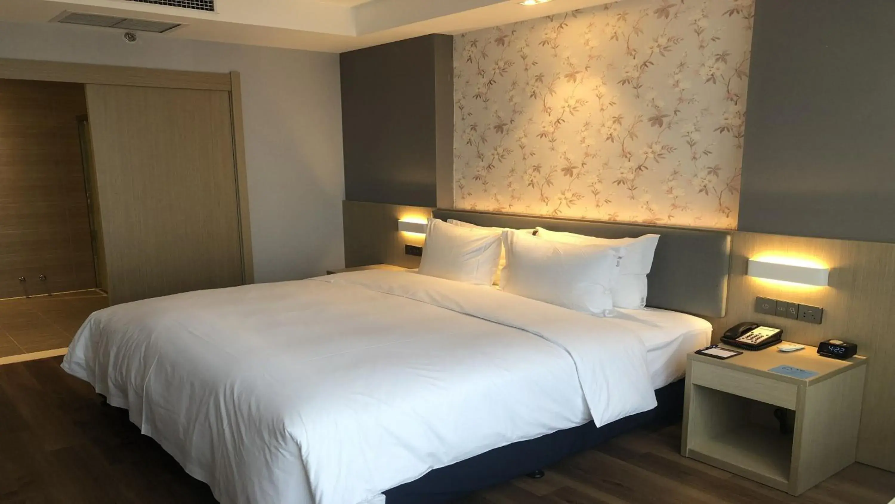 Photo of the whole room, Bed in Holiday Inn Express Linyi Riverside, an IHG Hotel