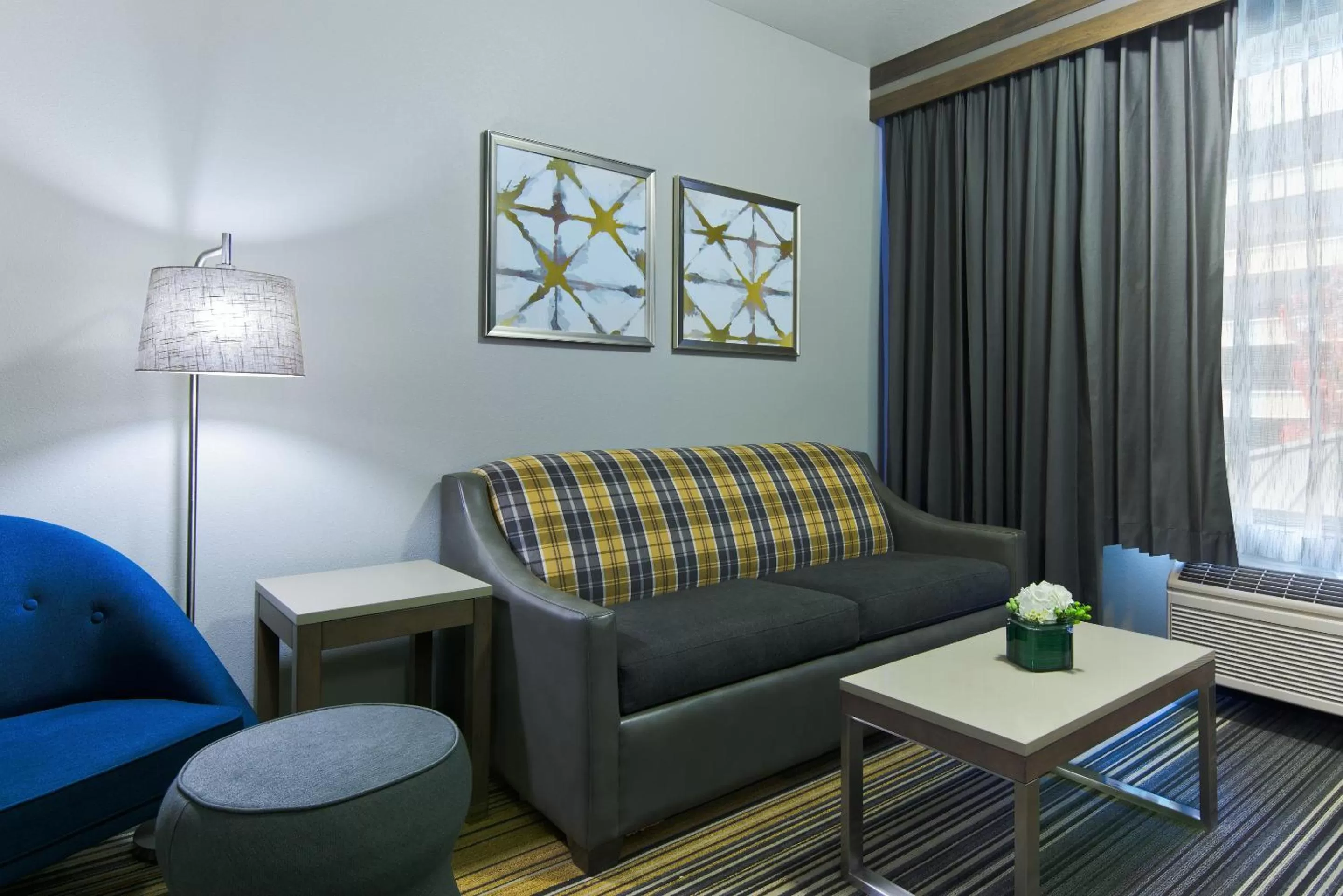 TV and multimedia in Oxford Suites Spokane Downtown