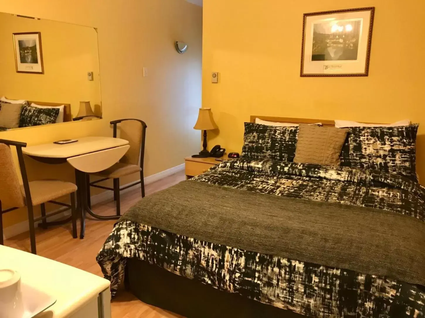 Economy Double Room in Motel Des Cascades Economy Double Room in Motel Des Cascades