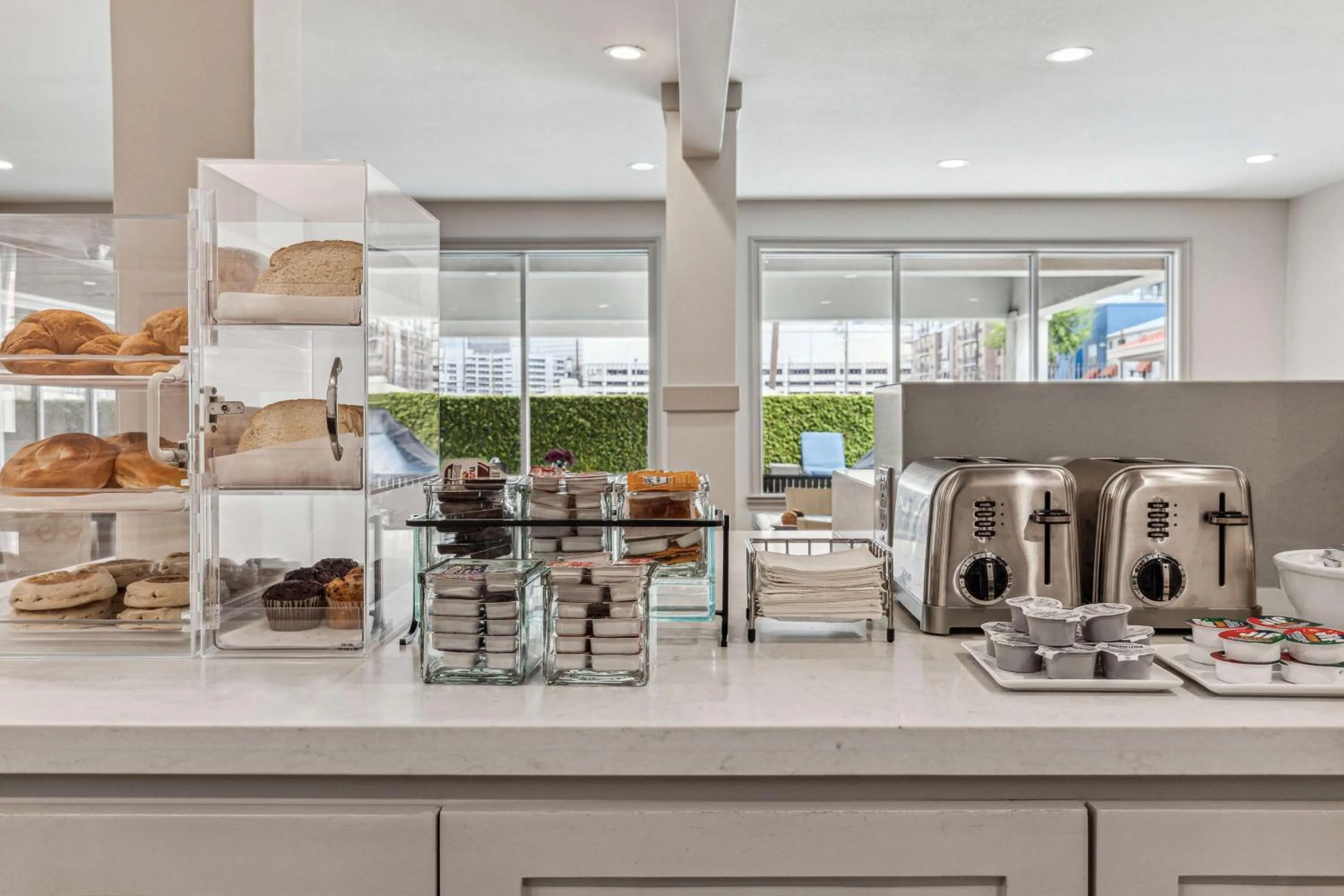 Breakfast in Best Western Plus Downtown Inn & Suites