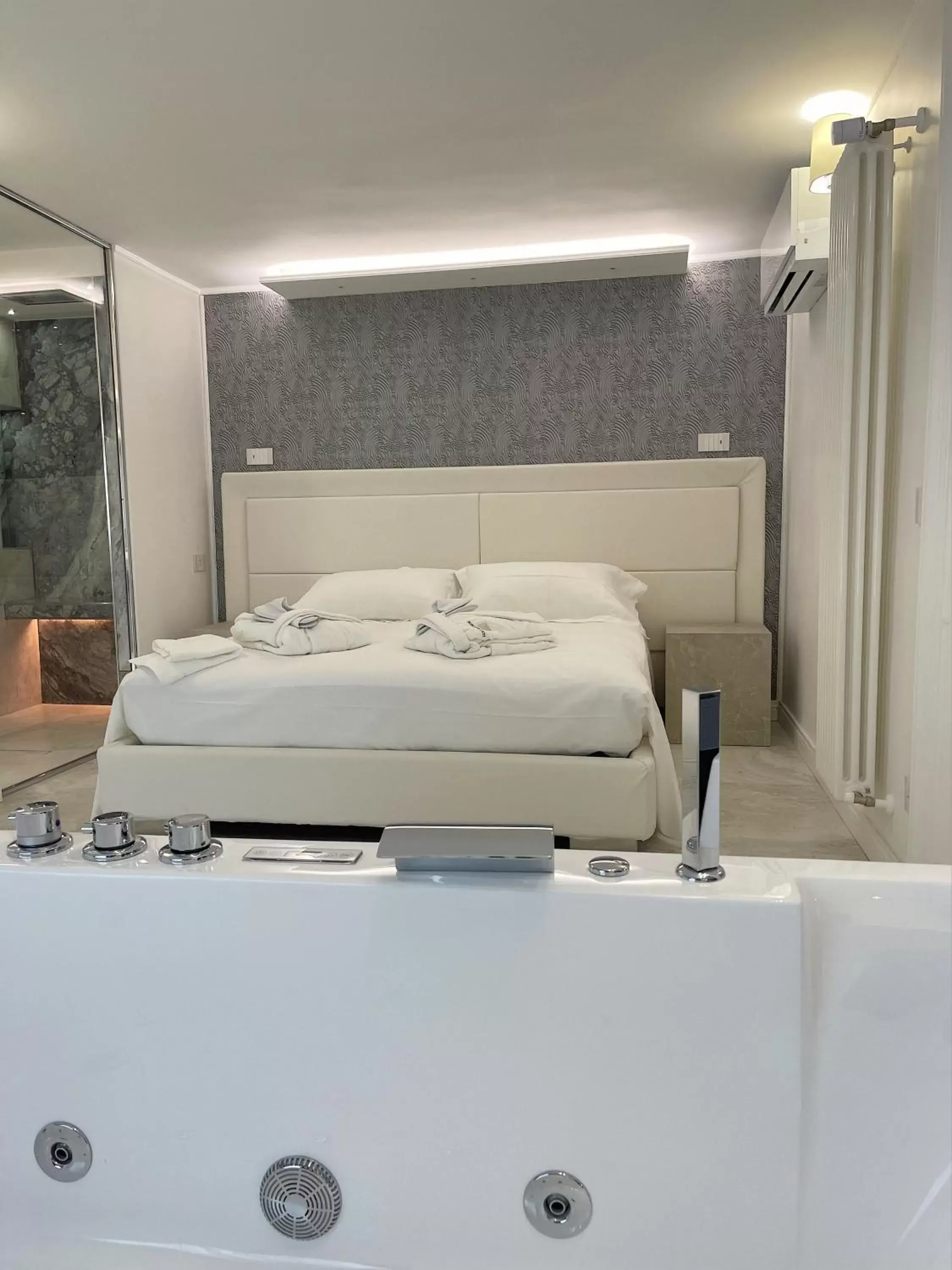 Shower, Bed in Domus De Cinti